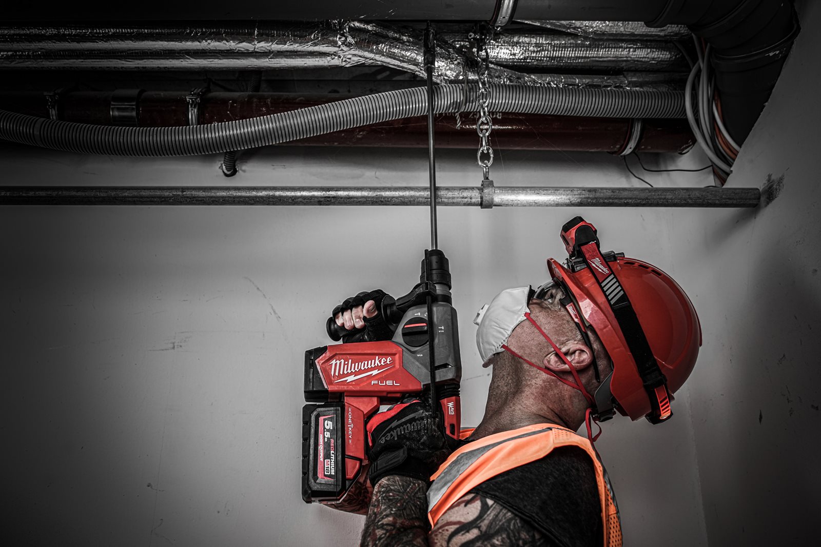 Ciocan rotopercutor SDS-Plus 26 mm cu 4 funcții și mandrină FIXTEC ONE-KEY M18 FUEL Milwaukee M18 ONEFHX-0 4933478502 - in utilizare 6