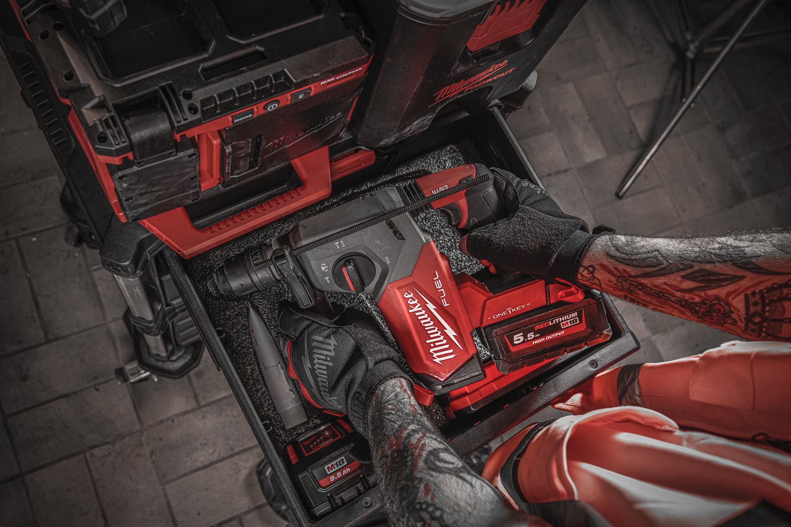 Ciocan rotopercutor SDS-Plus 26 mm cu 4 funcții și mandrină FIXTEC ONE-KEY M18 FUEL Milwaukee M18 ONEFHX-0 4933478502 - in utilizare 8