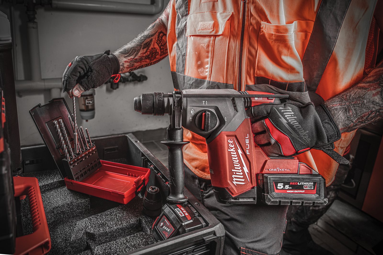 Ciocan rotopercutor SDS-Plus 26 mm cu 4 funcții și mandrină FIXTEC ONE-KEY M18 FUEL Milwaukee M18 ONEFHX-0 4933478502 - in utilizare 9