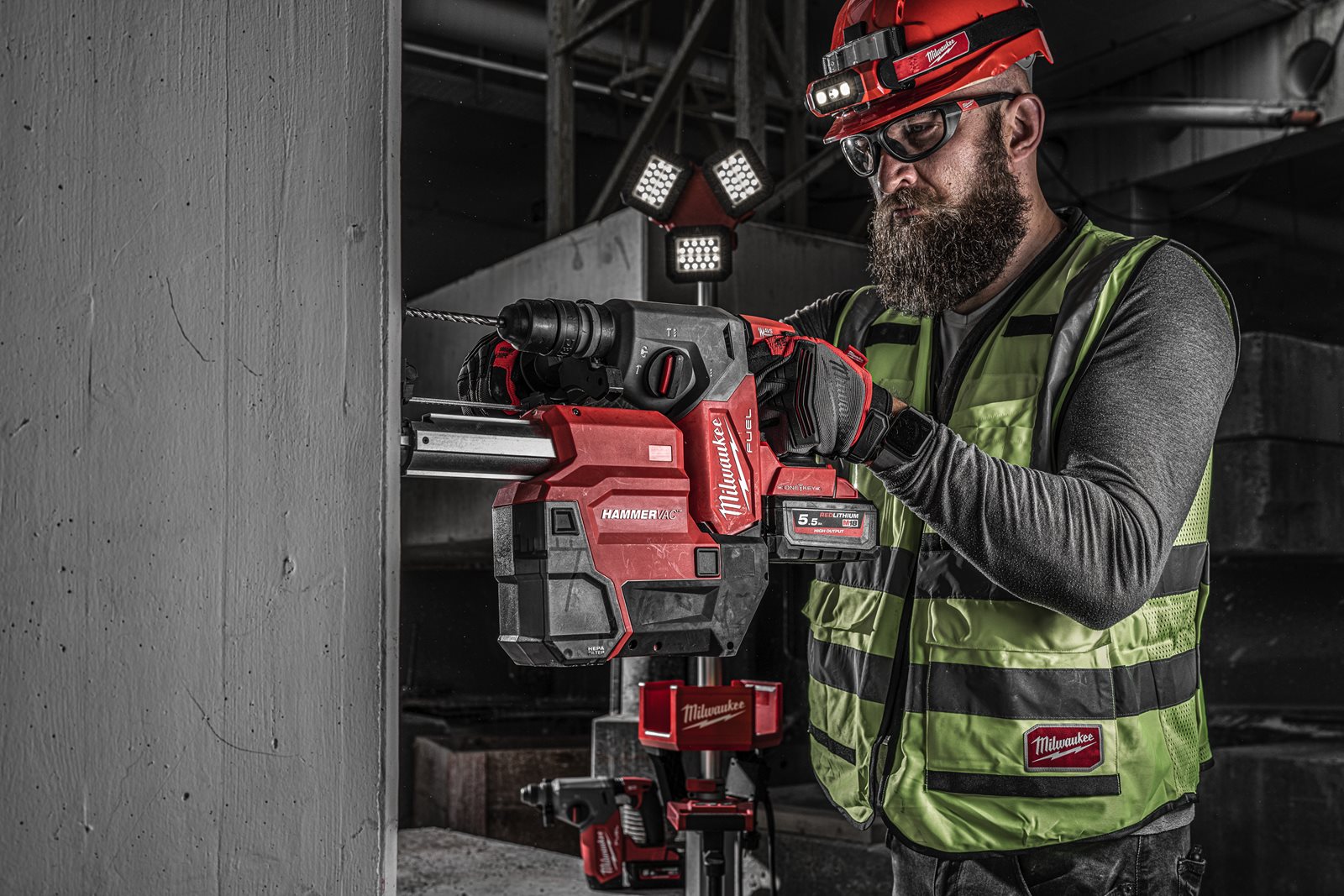 Ciocan rotopercutor SDS-Plus 26 mm cu 4 funcții și mandrină FIXTEC ONE-KEY M18 FUEL și soluție de extragere a prafului Milwaukee M18 ONEFHXDEL-552C - in utilizare 1