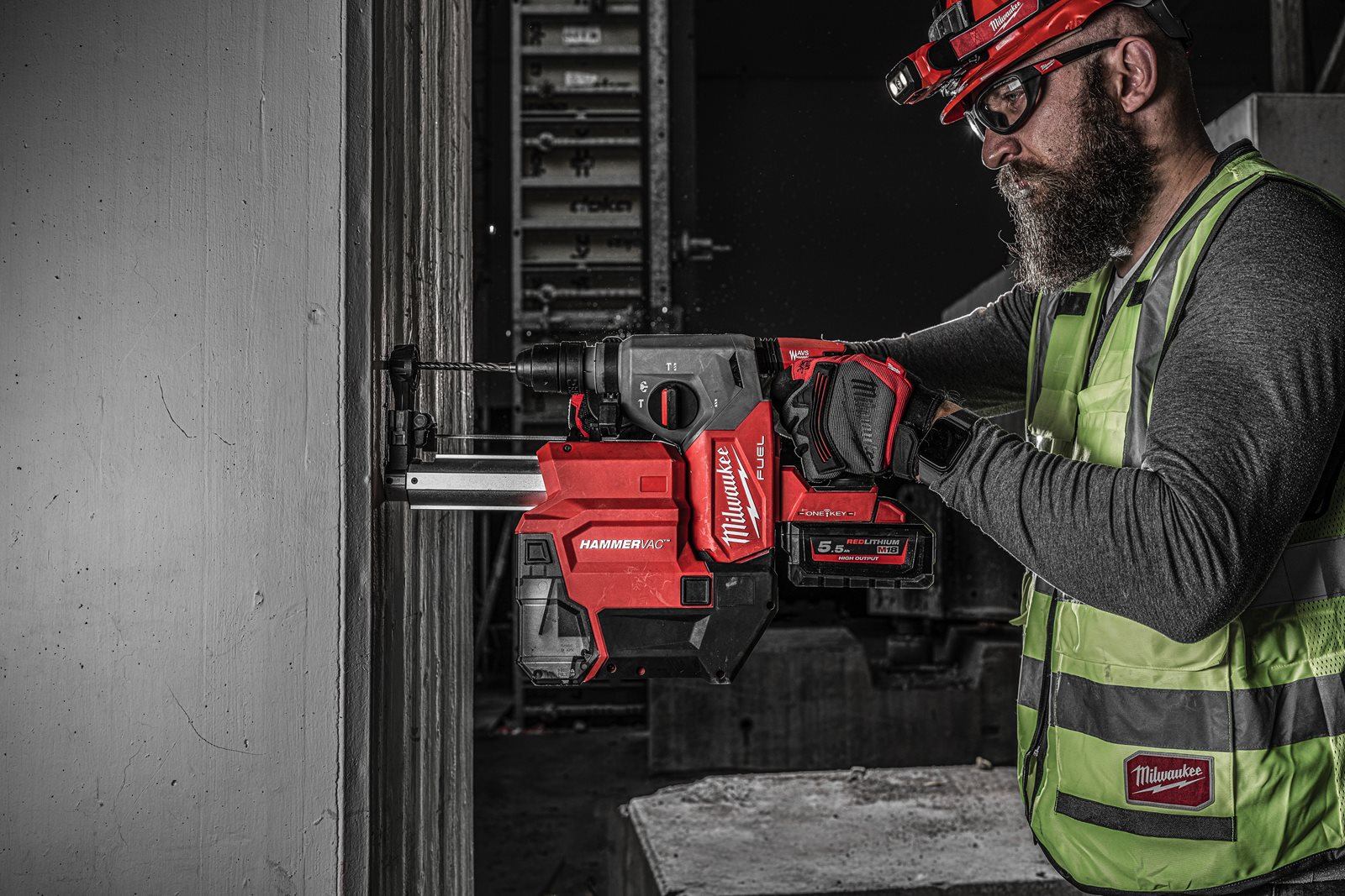 Ciocan rotopercutor SDS-Plus 26 mm cu 4 funcții și mandrină FIXTEC ONE-KEY M18 FUEL și soluție de extragere a prafului Milwaukee M18 ONEFHXDEL-552C - in utilizare 2