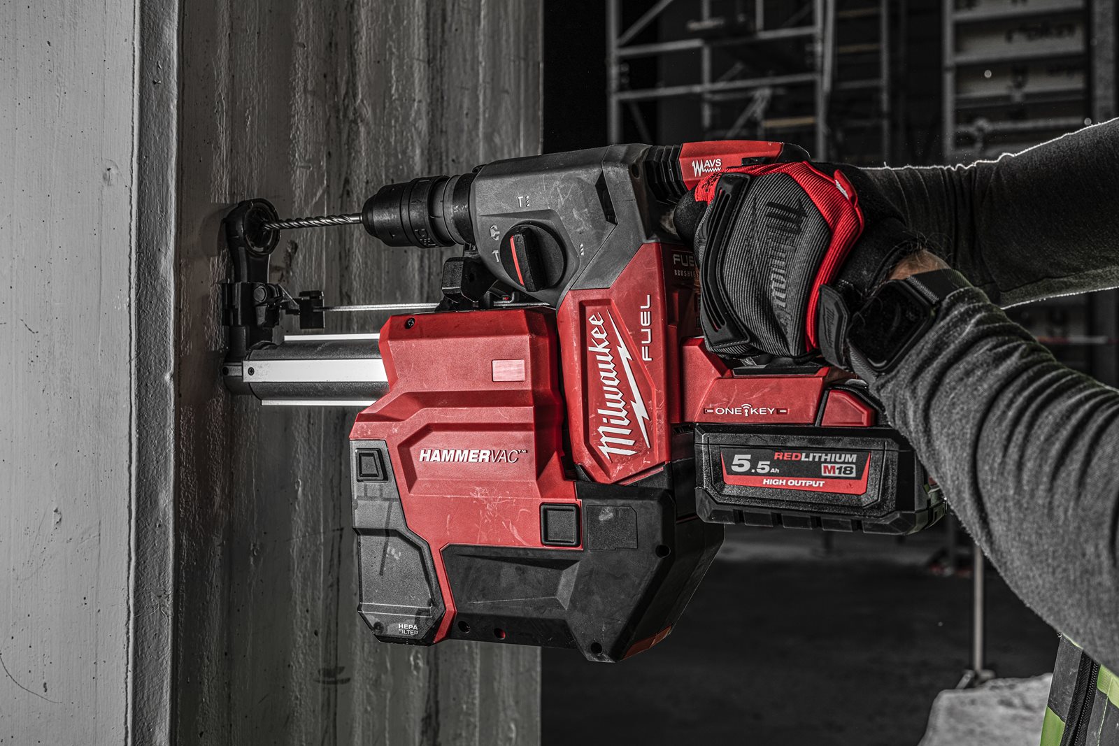 Ciocan rotopercutor SDS-Plus 26 mm cu 4 funcții și mandrină FIXTEC ONE-KEY M18 FUEL și soluție de extragere a prafului Milwaukee M18 ONEFHXDEL-552C - in utilizare 3