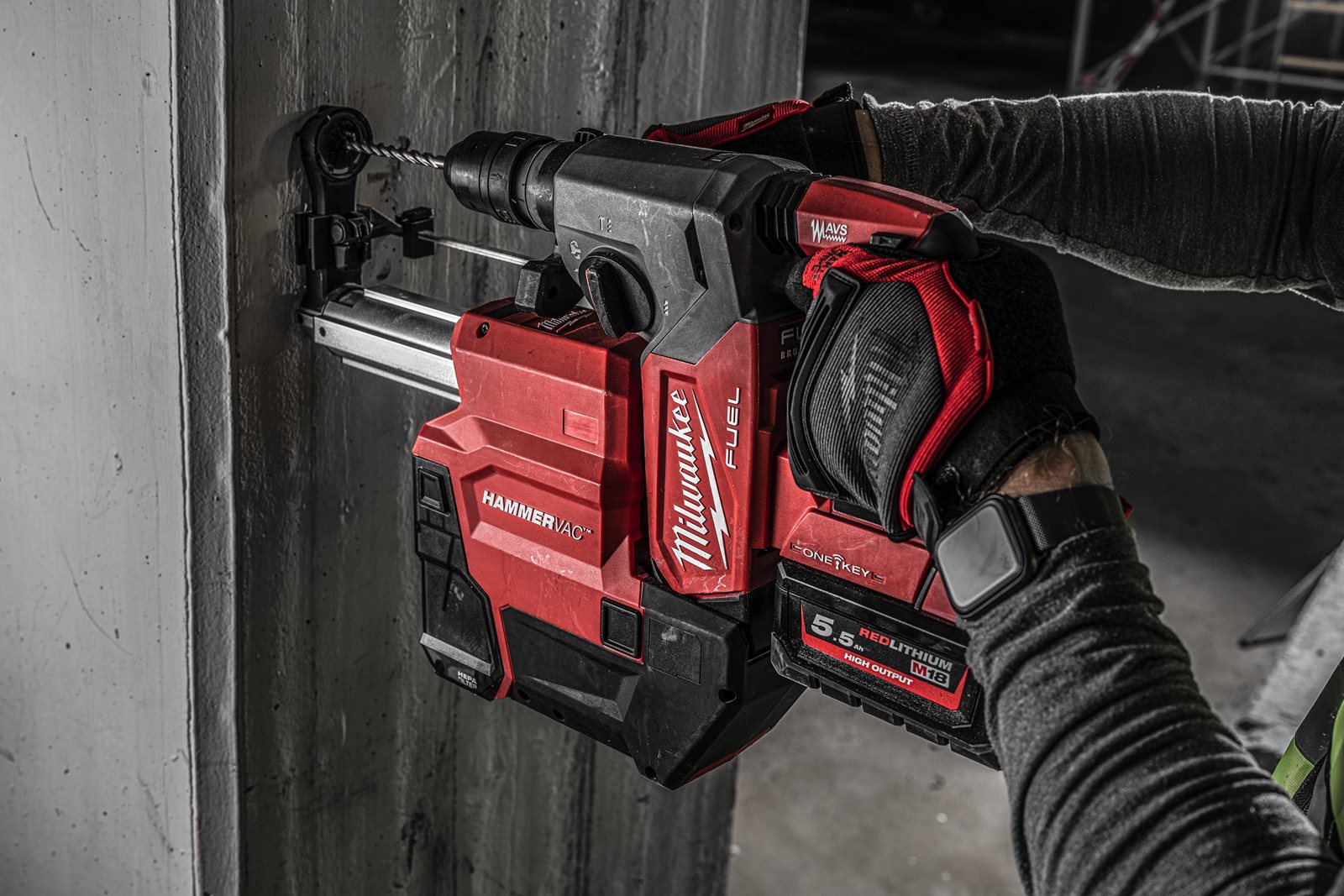 Ciocan rotopercutor SDS-Plus 26 mm cu 4 funcții și mandrină FIXTEC ONE-KEY M18 FUEL și soluție de extragere a prafului Milwaukee M18 ONEFHXDEL-552C - in utilizare 4