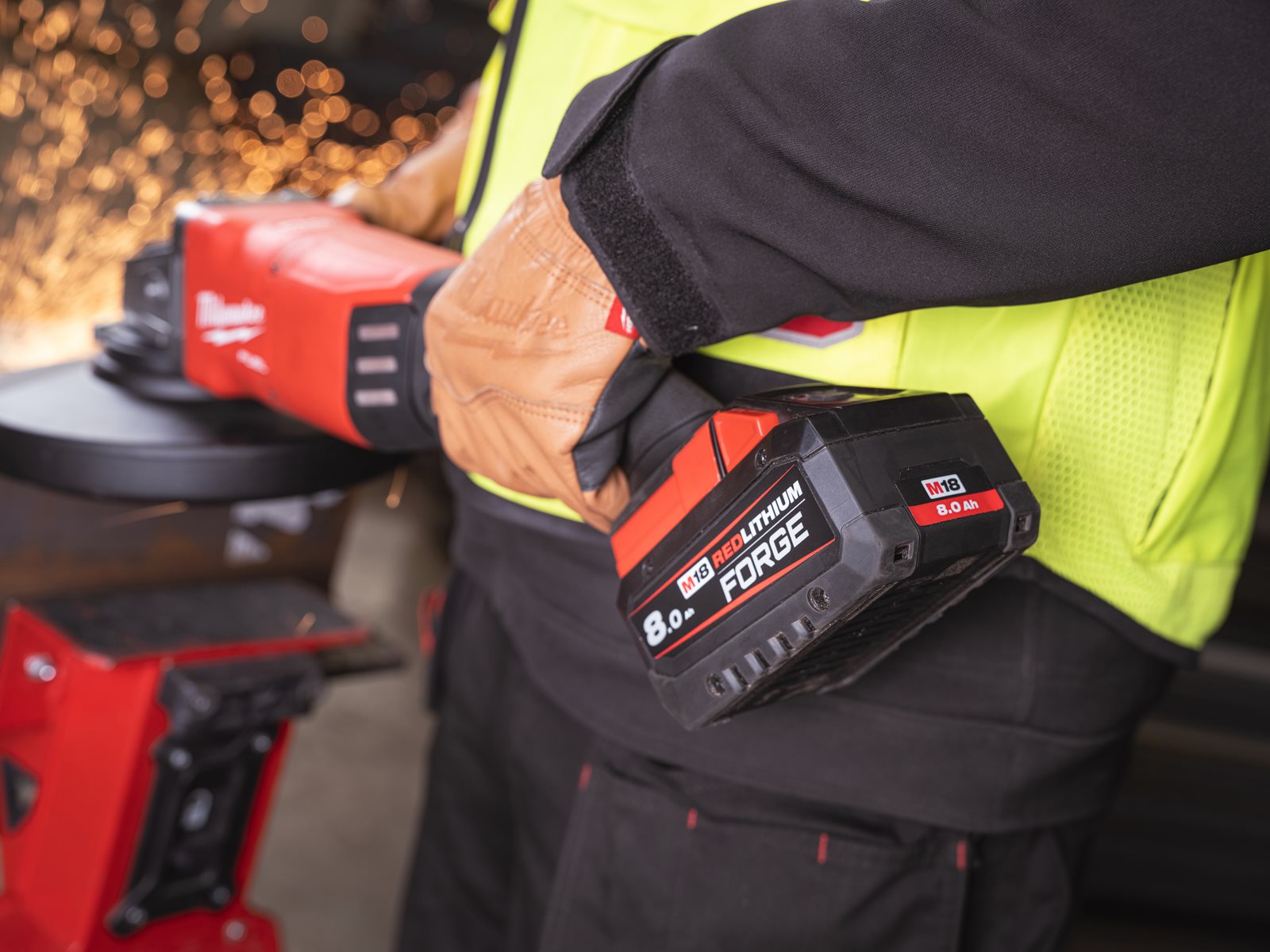 Polizor unghiular 230 mm cu frânare și comutator tip clapetă M18 FUEL ONE-KEY Milwaukee M18 ONEFLAG230XPDB-0 4933478781 - in utilizare 11