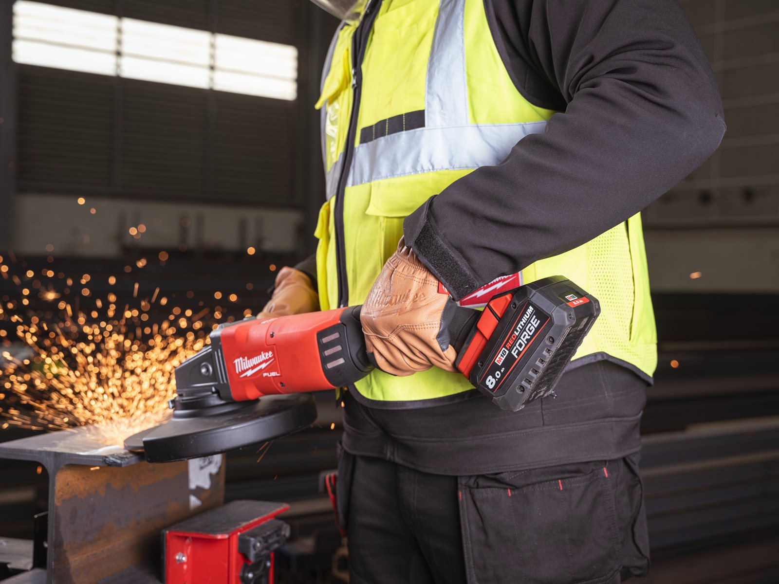 Polizor unghiular 230 mm cu frânare și comutator tip clapetă M18 FUEL ONE-KEY Milwaukee M18 ONEFLAG230XPDB-0 4933478781 - in utilizare 13