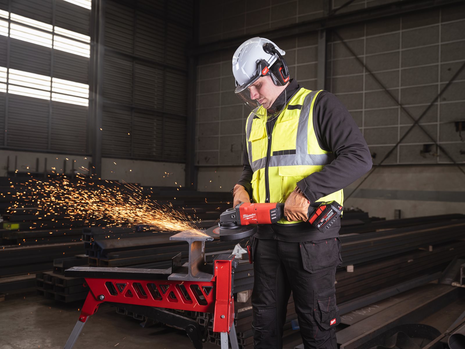Polizor unghiular 230 mm cu frânare și comutator tip clapetă M18 FUEL ONE-KEY Milwaukee M18 ONEFLAG230XPDB-0 4933478781 - in utilizare 14