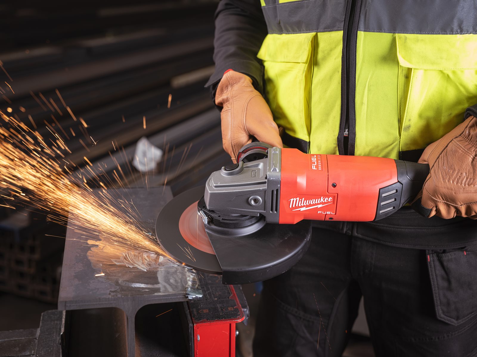 Polizor unghiular 230 mm cu frânare și comutator tip clapetă M18 FUEL ONE-KEY Milwaukee M18 ONEFLAG230XPDB-0 4933478781 - in utilizare 15