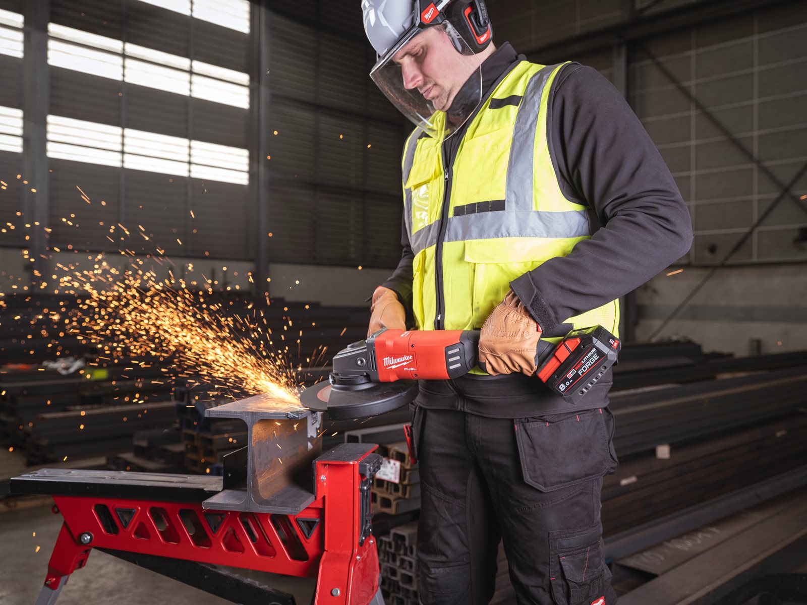 Polizor unghiular 230 mm cu frânare și comutator tip clapetă M18 FUEL ONE-KEY Milwaukee M18 ONEFLAG230XPDB-0 4933478781 - in utilizare 16