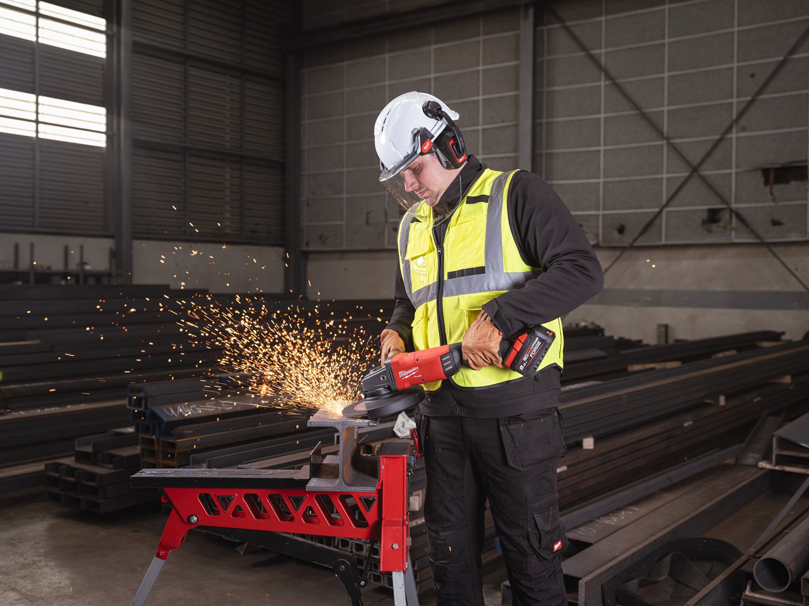 Polizor unghiular 230 mm cu frânare și comutator tip clapetă M18 FUEL ONE-KEY Milwaukee M18 ONEFLAG230XPDB-0 4933478781 - in utilizare 17