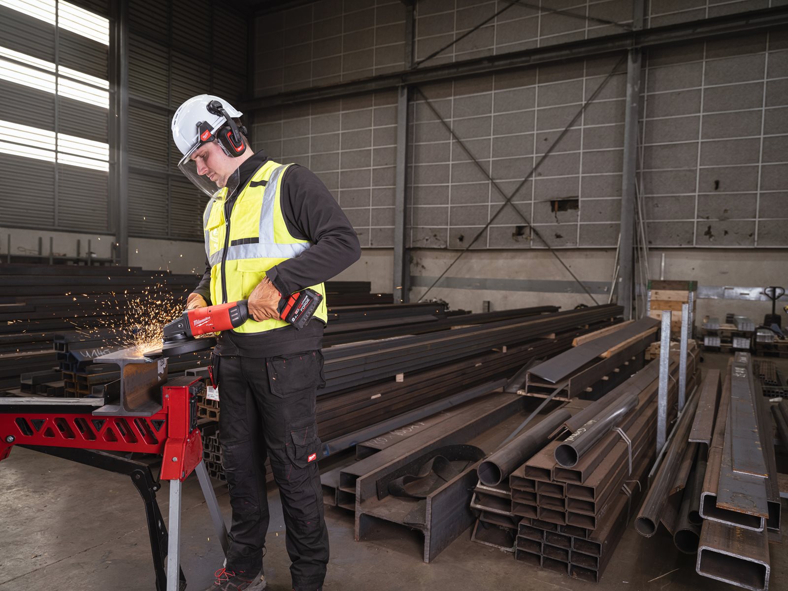 Polizor unghiular 230 mm cu frânare și comutator tip clapetă M18 FUEL ONE-KEY Milwaukee M18 ONEFLAG230XPDB-0 4933478781 - in utilizare 18