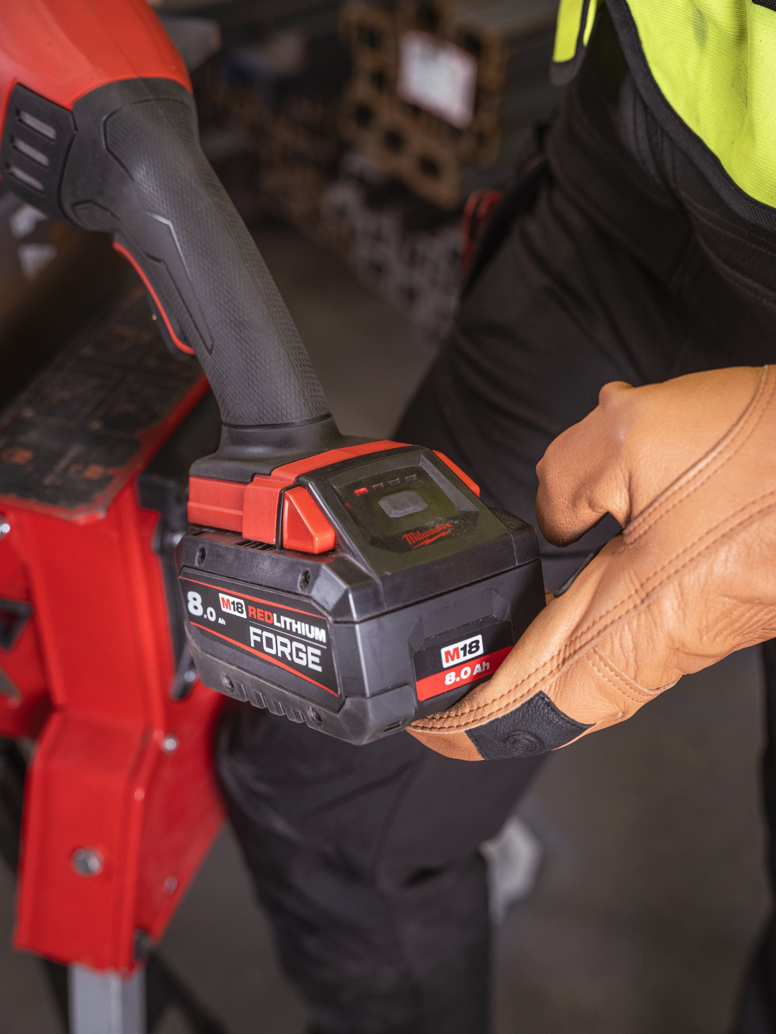 Polizor unghiular 230 mm cu frânare și comutator tip clapetă M18 FUEL ONE-KEY Milwaukee M18 ONEFLAG230XPDB-0 4933478781 - in utilizare 19