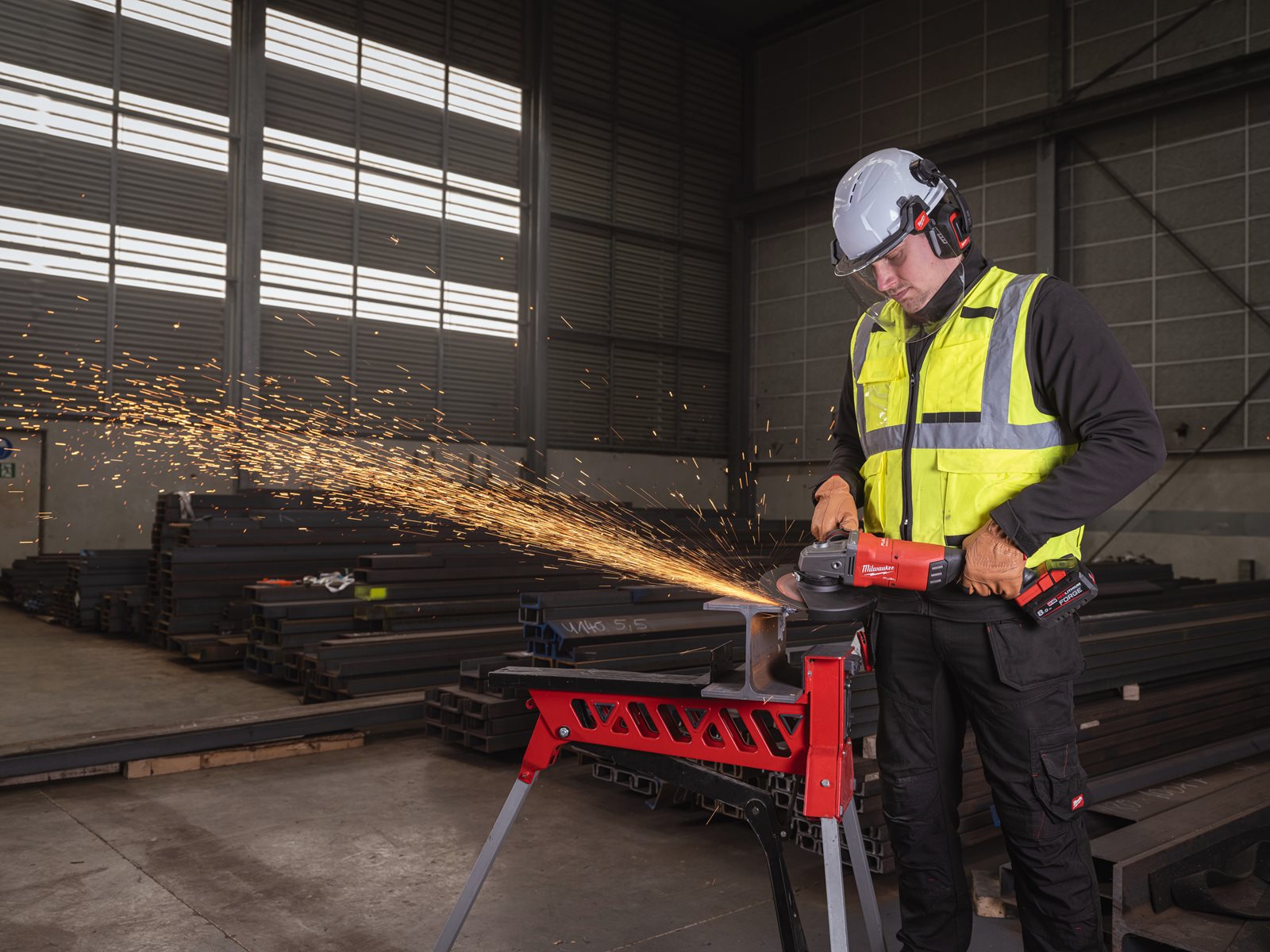 Polizor unghiular 230 mm cu frânare și comutator tip clapetă M18 FUEL ONE-KEY Milwaukee M18 ONEFLAG230XPDB-0 4933478781 - in utilizare 4