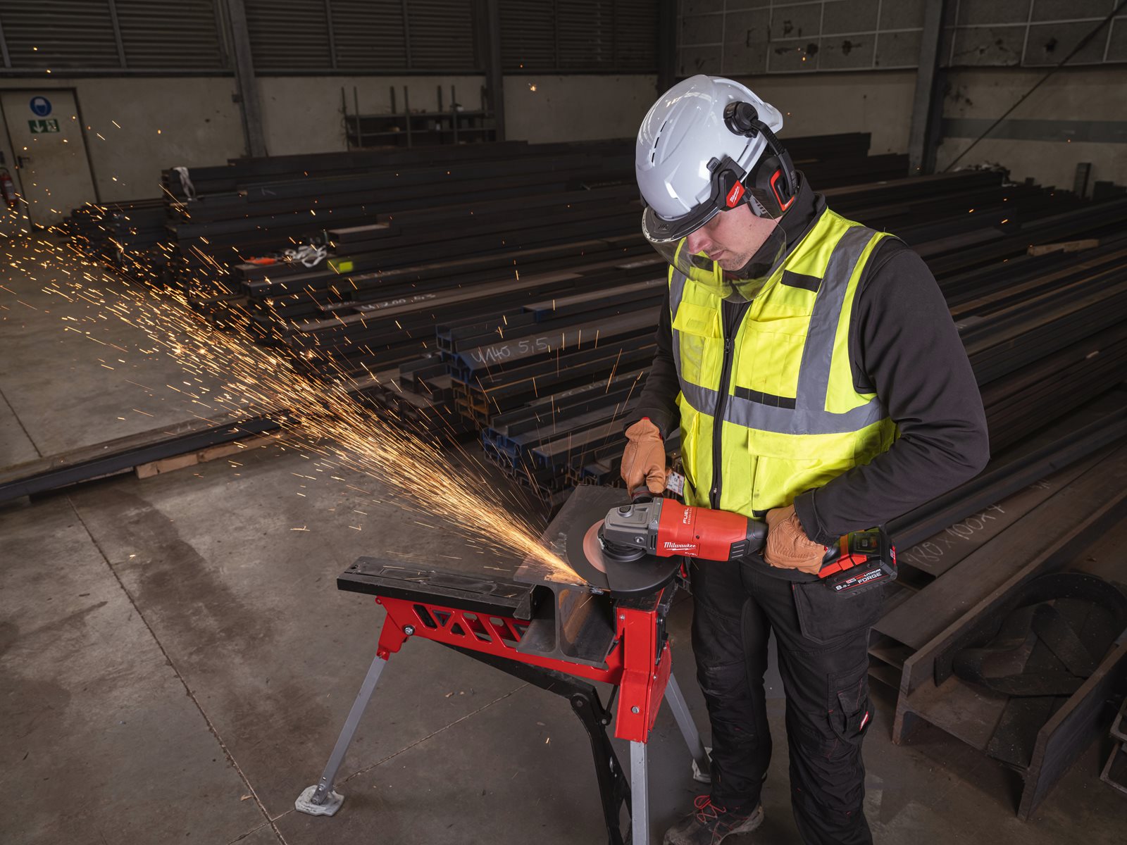 Polizor unghiular 230 mm cu frânare și comutator tip clapetă M18 FUEL ONE-KEY Milwaukee M18 ONEFLAG230XPDB-0 4933478781 - in utilizare 5
