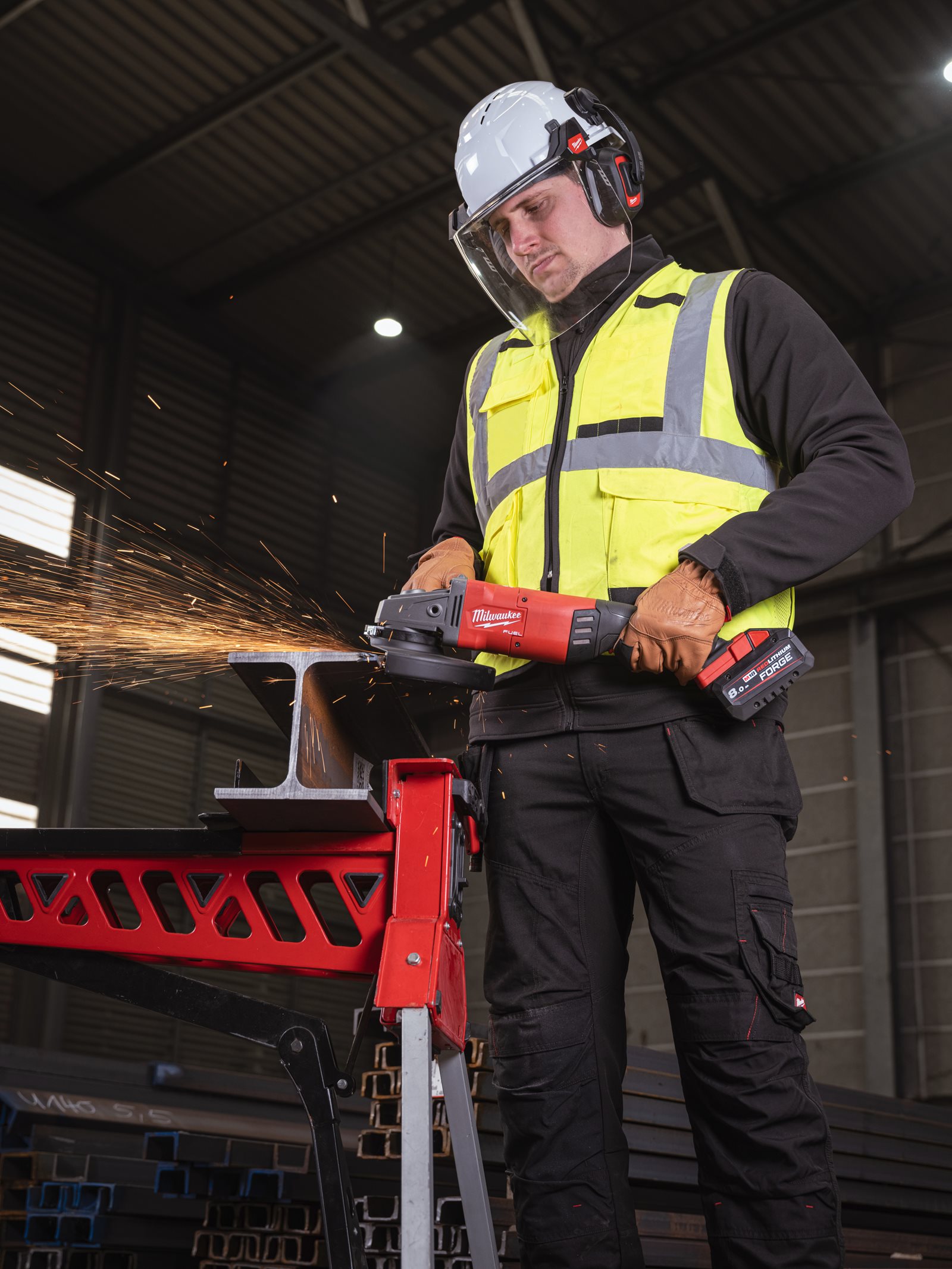 Polizor unghiular 230 mm cu frânare și comutator tip clapetă M18 FUEL ONE-KEY Milwaukee M18 ONEFLAG230XPDB-0 4933478781 - in utilizare 6