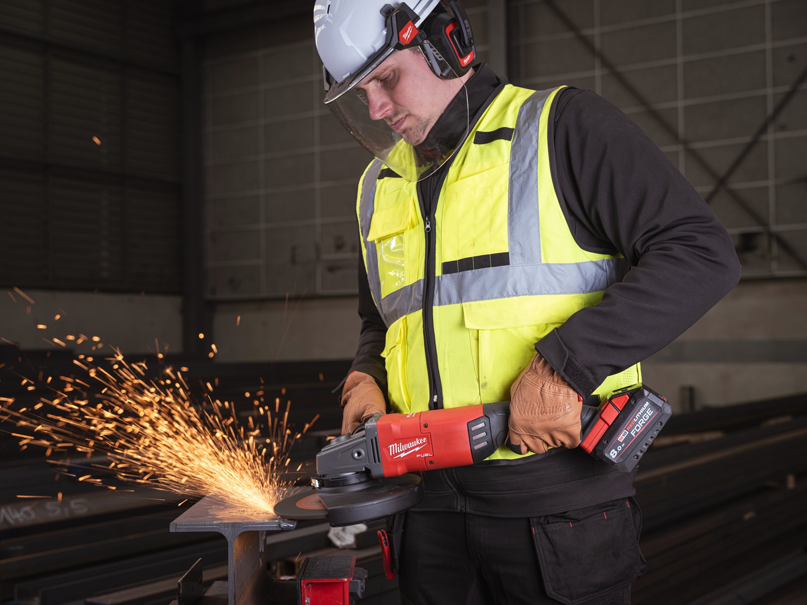 Polizor unghiular 230 mm cu frânare și comutator tip clapetă M18 FUEL ONE-KEY Milwaukee M18 ONEFLAG230XPDB-0 4933478781 - in utilizare 8