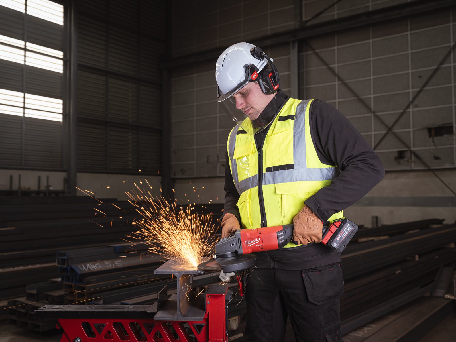 Polizor unghiular 230 mm cu frânare și comutator tip clapetă M18 FUEL ONE-KEY Milwaukee M18 ONEFLAG230XPDB-0 4933478781 - in utilizare 9