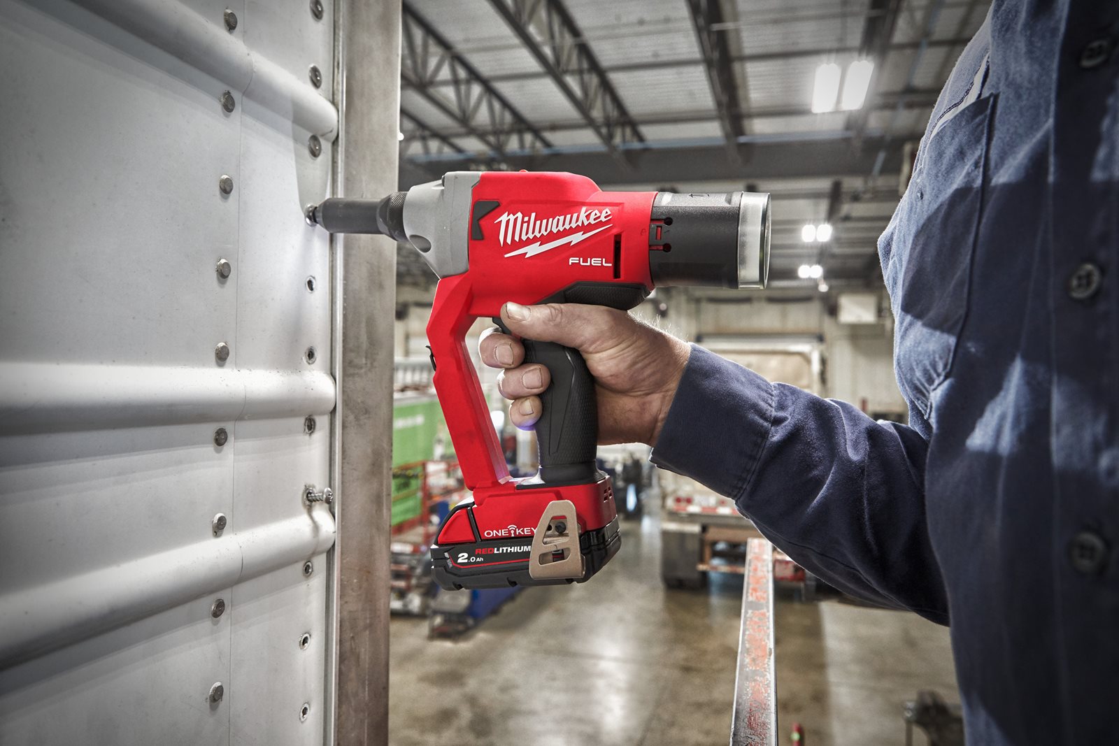 Pistol pentru nituit M18 FUEL ONE-KEY Milwaukee M18 ONEFPRT-0X - in utilizare 1