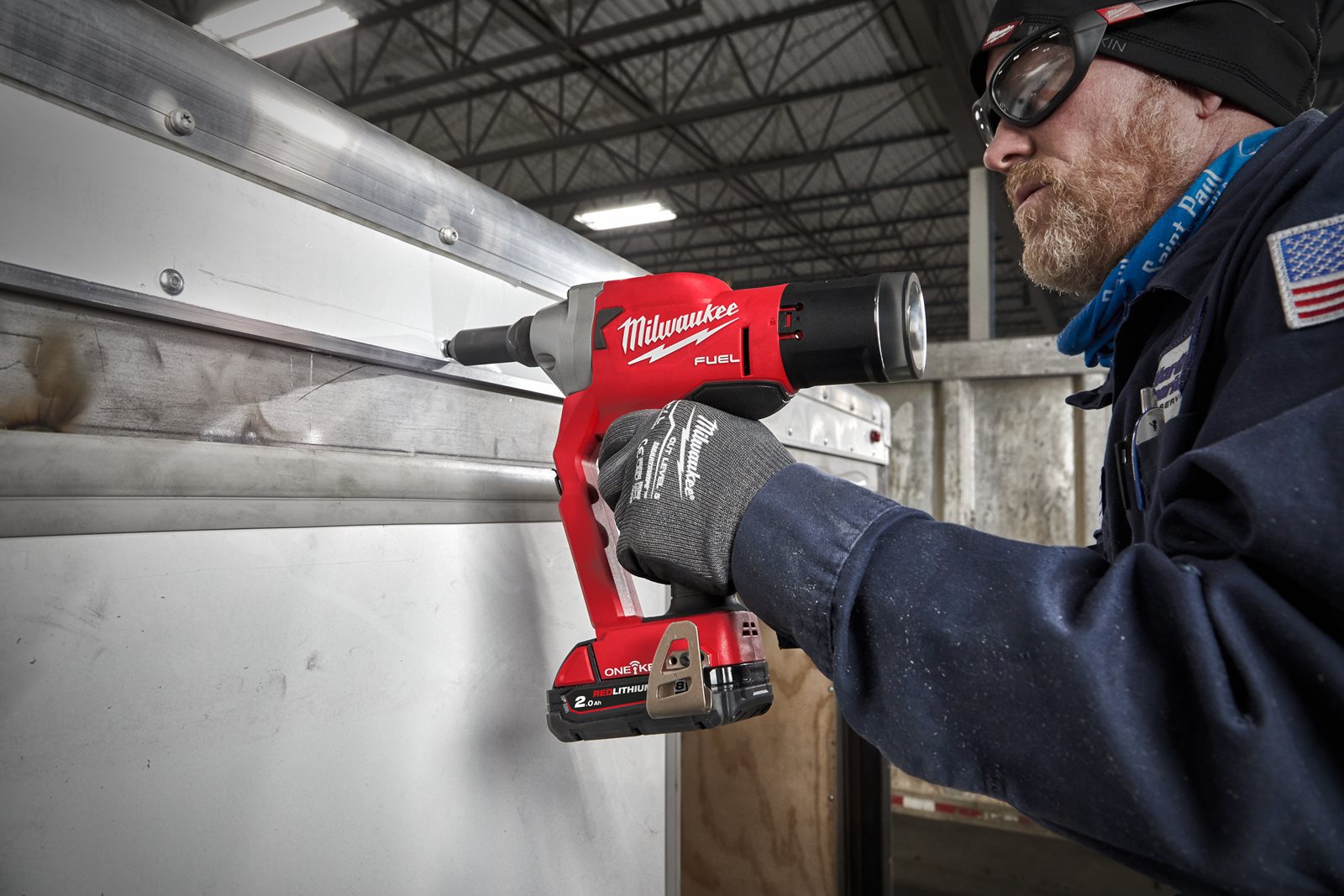 Pistol pentru nituit M18 FUEL ONE-KEY Milwaukee M18 ONEFPRT-0X - in utilizare 2