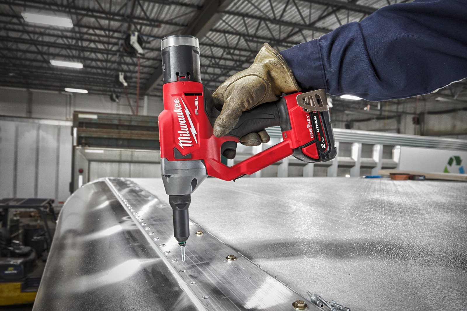 Pistol pentru nituit M18 FUEL ONE-KEY Milwaukee M18 ONEFPRT-0X - in utilizare 3