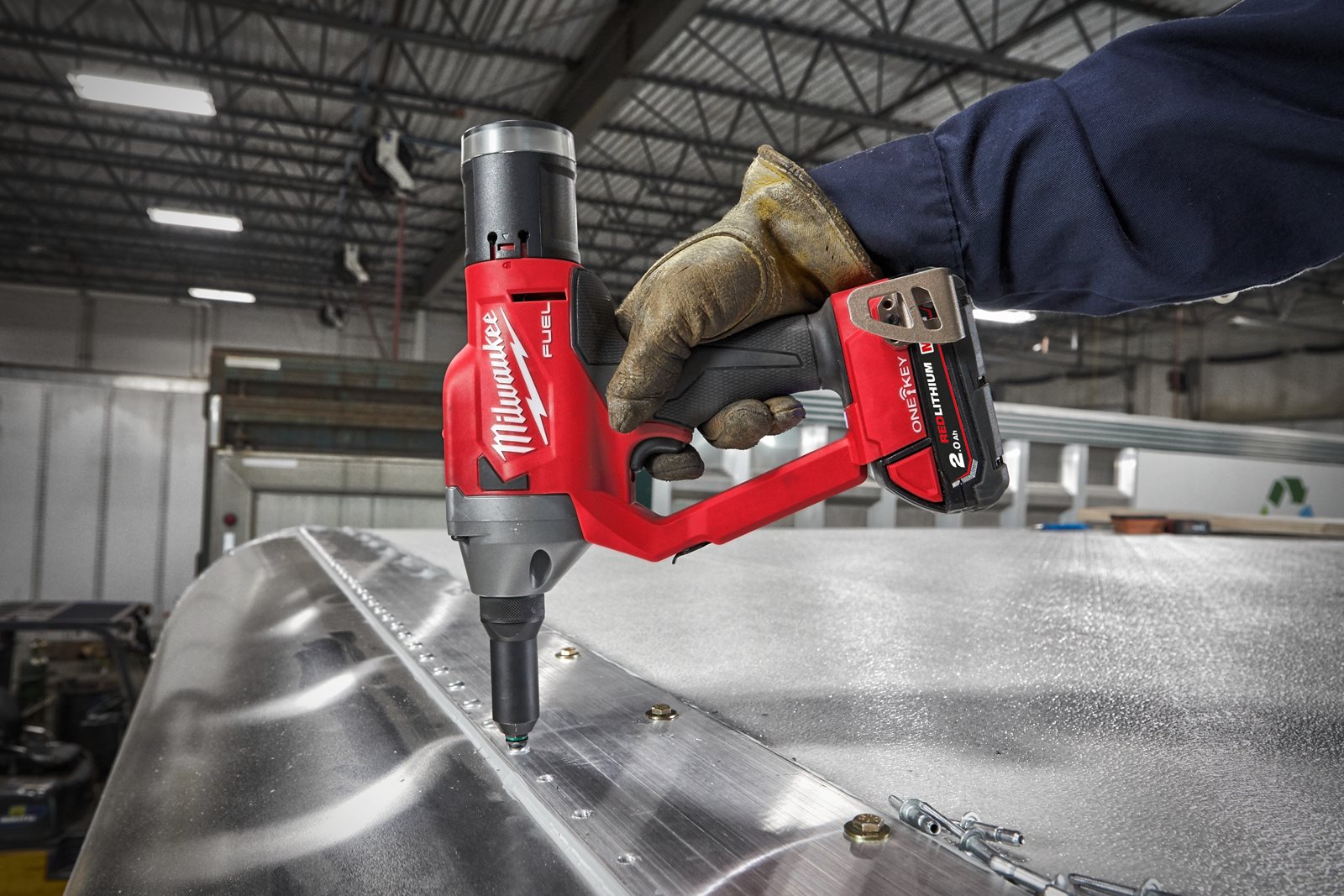 Pistol pentru nituit M18 FUEL ONE-KEY Milwaukee M18 ONEFPRT-0X - in utilizare 4