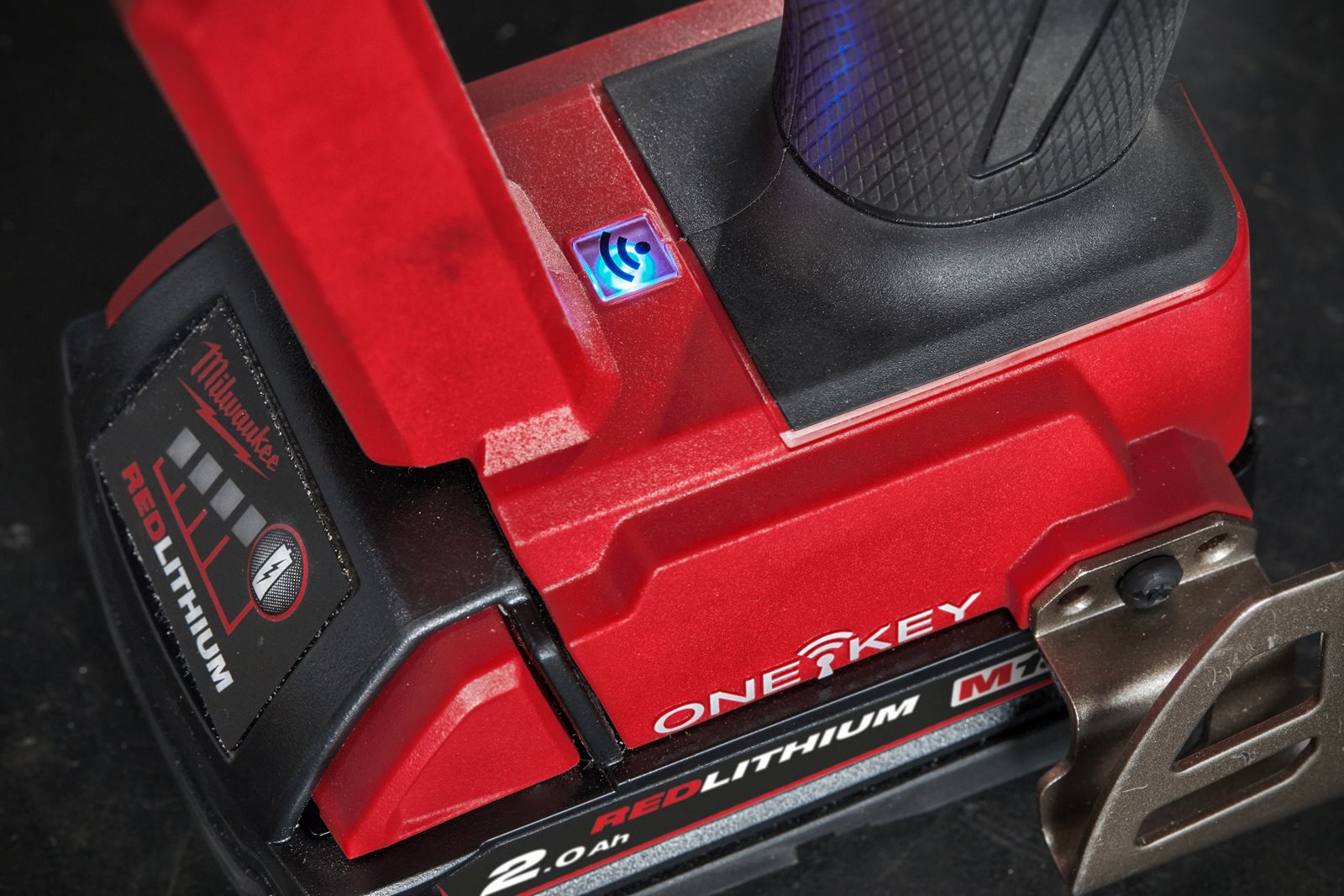 Pistol pentru nituit M18 FUEL ONE-KEY Milwaukee M18 ONEFPRT-0X - in utilizare 5