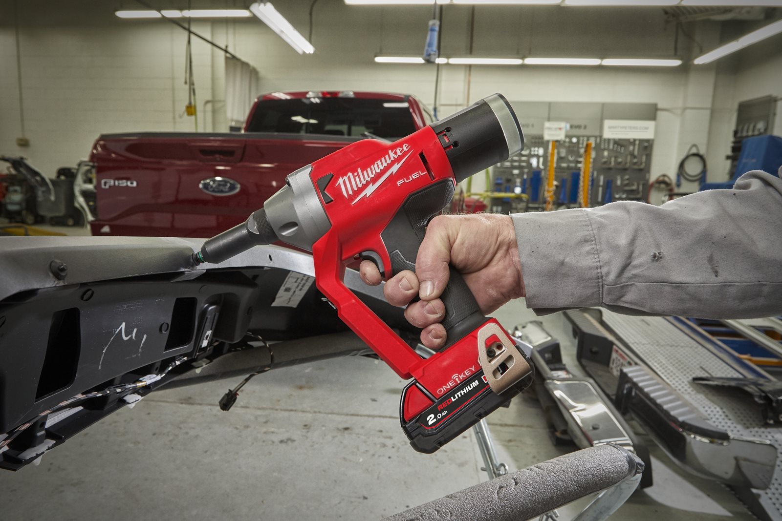 Pistol pentru nituit M18 FUEL ONE-KEY Milwaukee M18 ONEFPRT-0X - in utilizare 7