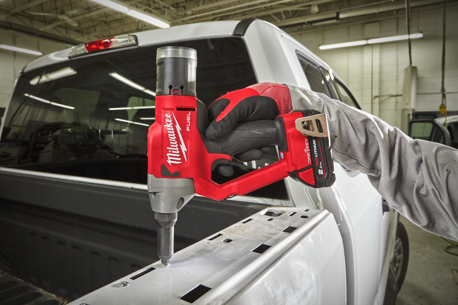 Pistol pentru nituit M18 FUEL ONE-KEY Milwaukee M18 ONEFPRT-0X - in utilizare 8