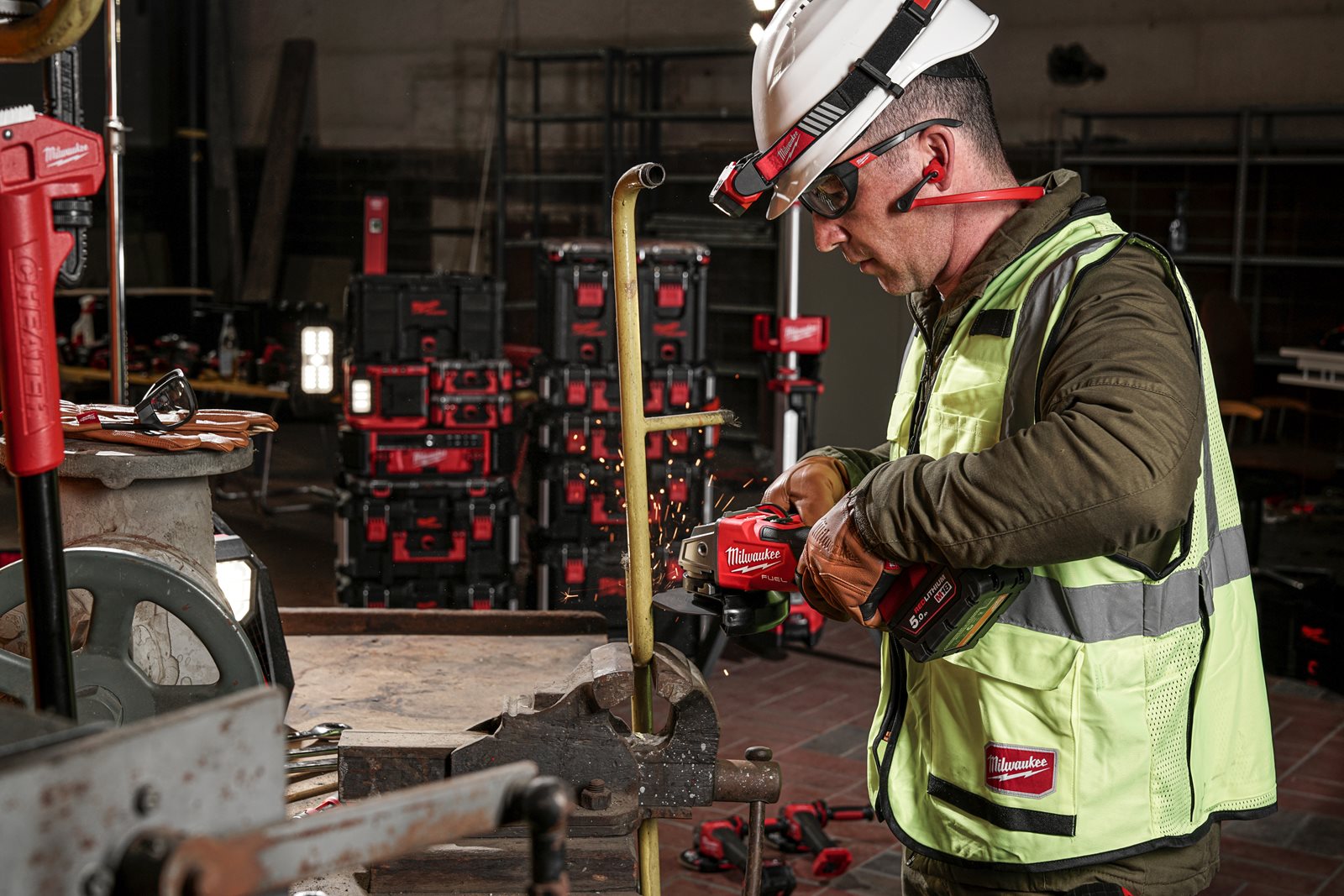 Polizor unghiular 125 mm cu frânare și comutator culisant M18 FUEL ONE-KEY Milwaukee M18 ONEFSAG125XB-0X - in utilizare 1