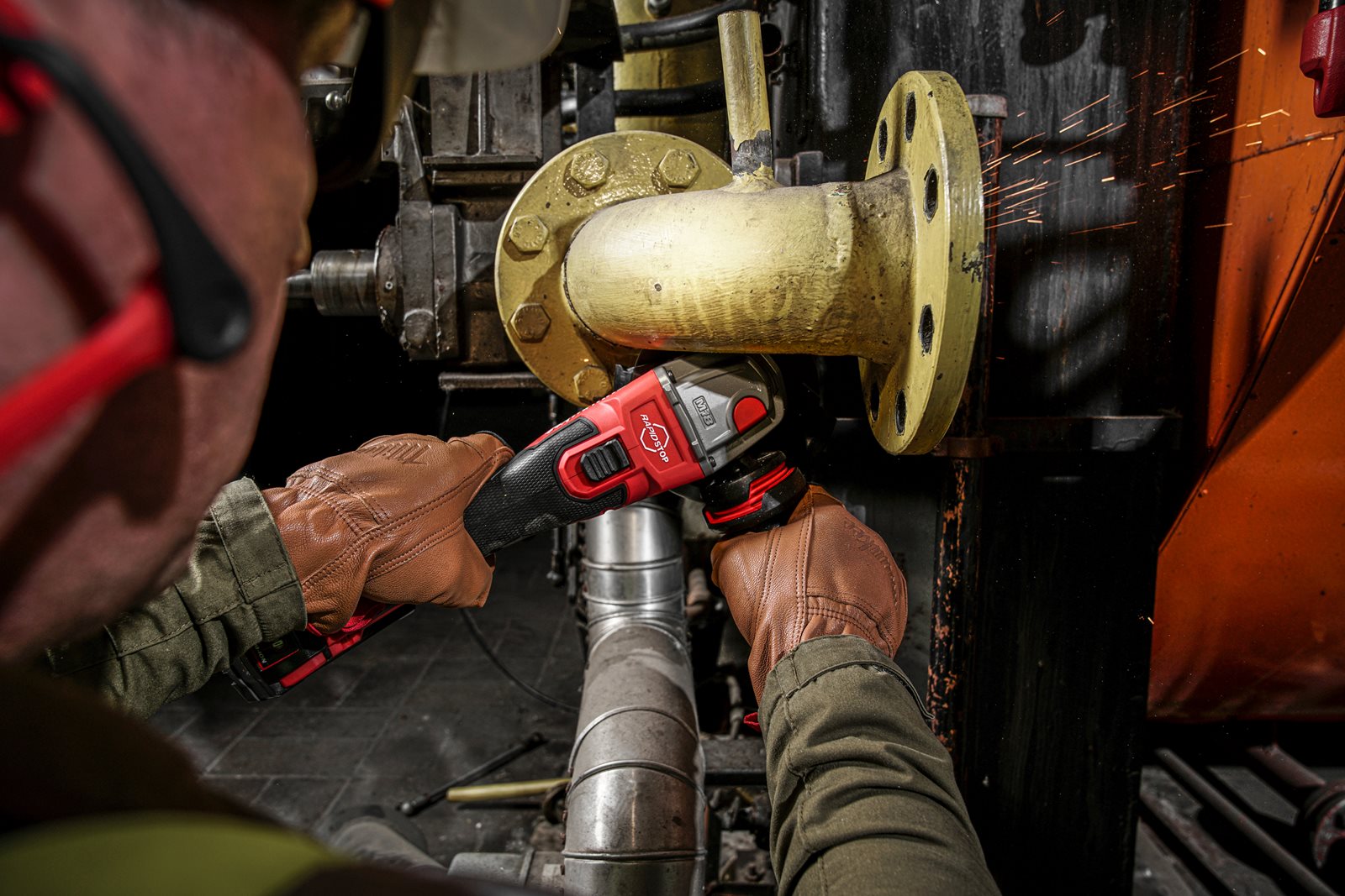 Polizor unghiular 125 mm cu frânare și comutator culisant M18 FUEL ONE-KEY Milwaukee M18 ONEFSAG125XB-0X - in utilizare 2
