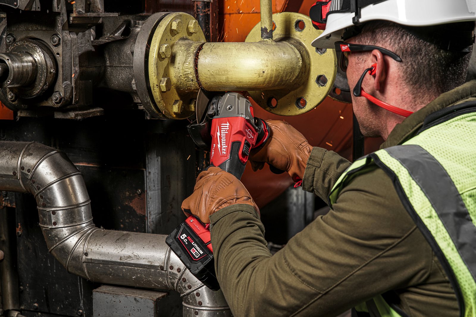 Polizor unghiular 125 mm cu frânare și comutator culisant M18 FUEL ONE-KEY Milwaukee M18 ONEFSAG125XB-0X - in utilizare 3