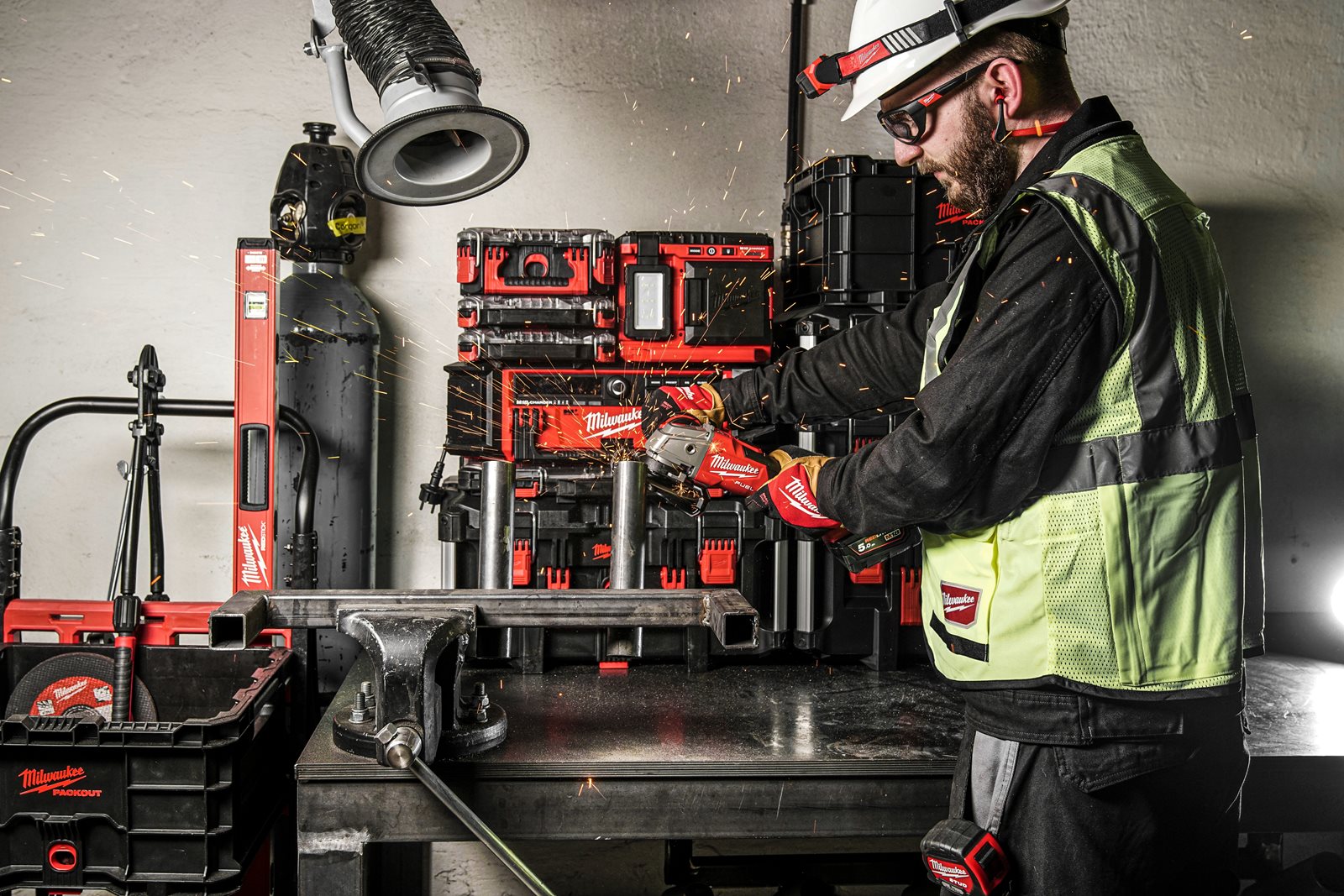 Polizor unghiular 125 mm cu frânare și comutator culisant M18 FUEL ONE-KEY Milwaukee M18 ONEFSAG125XB-0X - in utilizare 4