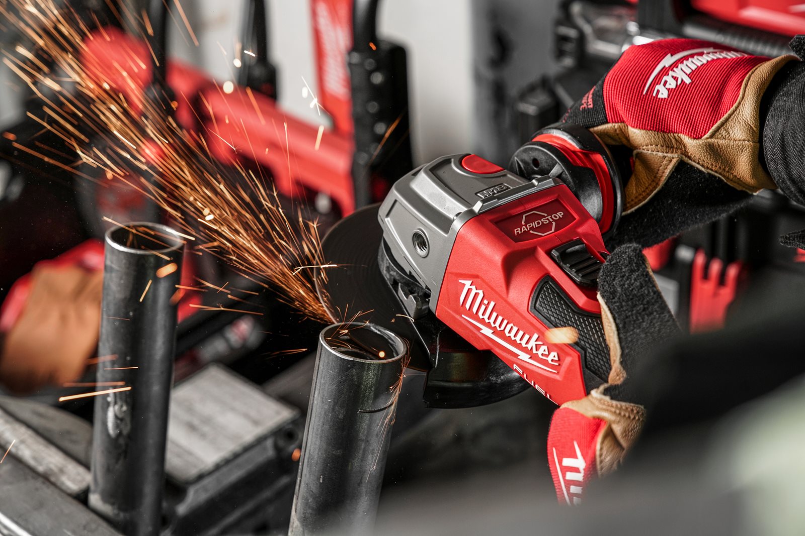 Polizor unghiular 125 mm cu frânare și comutator culisant M18 FUEL ONE-KEY Milwaukee M18 ONEFSAG125XB-0X - in utilizare 5