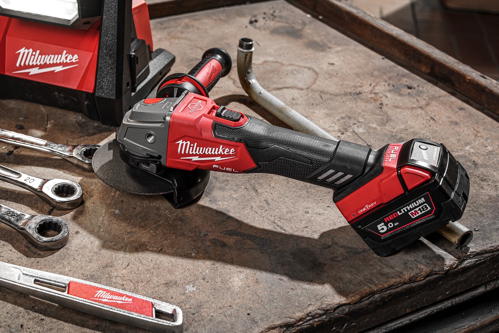 Polizor unghiular 125 mm cu frânare și comutator culisant M18 FUEL ONE-KEY Milwaukee M18 ONEFSAG125XB-0X - in utilizare 6