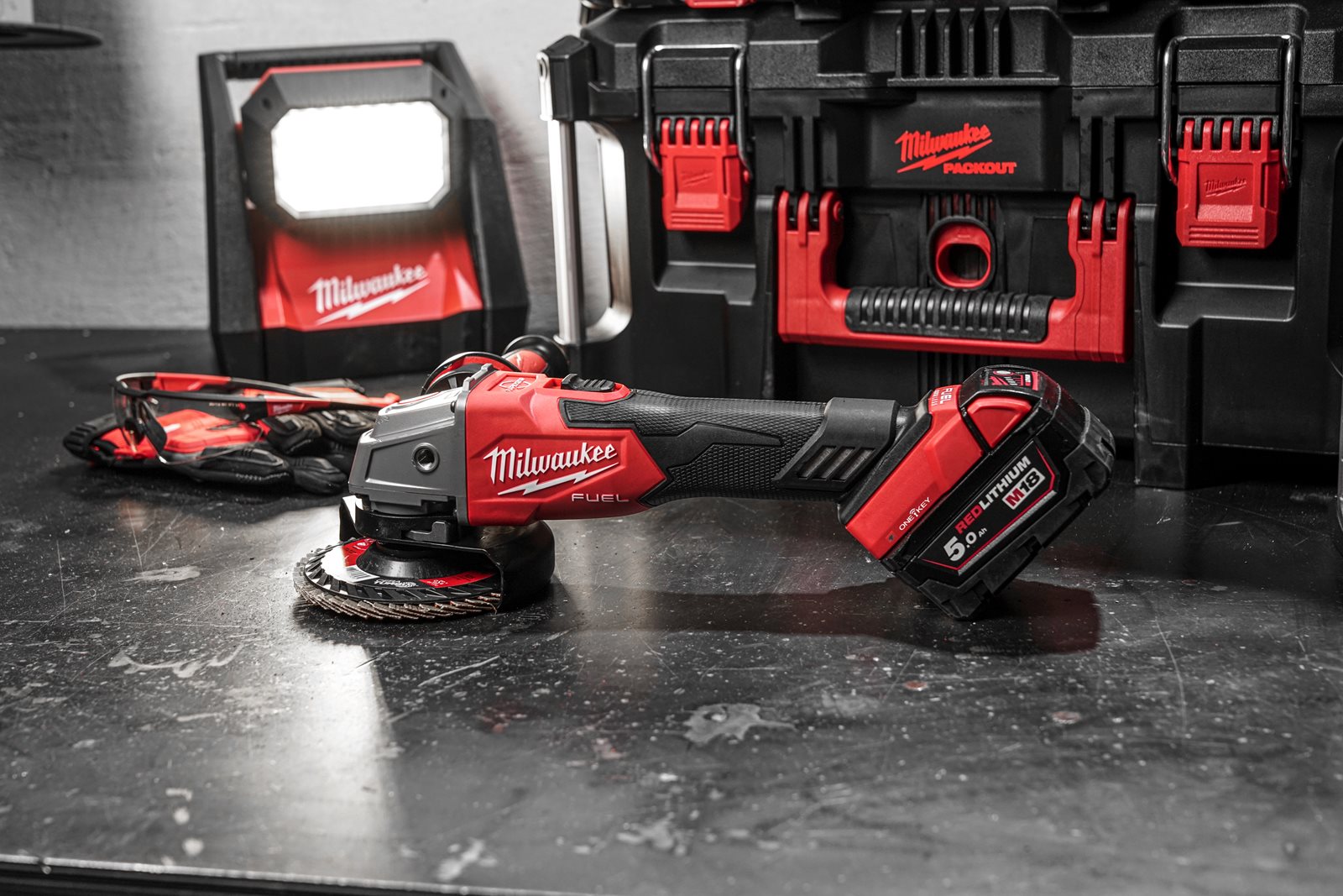 Polizor unghiular 125 mm cu frânare și comutator culisant M18 FUEL ONE-KEY Milwaukee M18 ONEFSAG125XB-0X - in utilizare 7