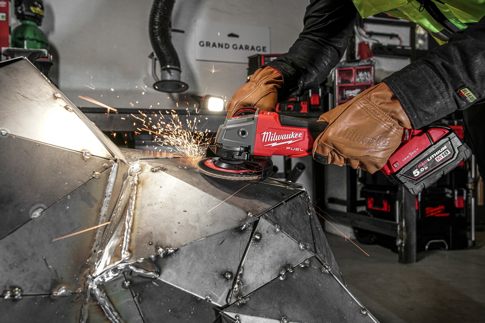 Polizor unghiular 125 mm cu frânare și comutator tip clapetă M18 FUEL ONE-KEY Milwaukee M18 ONEFSAG125XPDB-0X 4933478434 - in utilizare 1