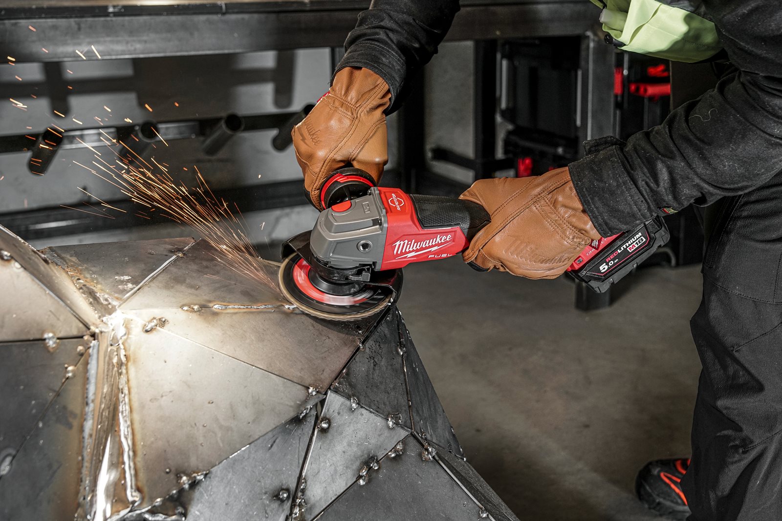 Polizor unghiular 125 mm cu frânare și comutator tip clapetă M18 FUEL ONE-KEY Milwaukee M18 ONEFSAG125XPDB-0X 4933478434 - in utilizare 3