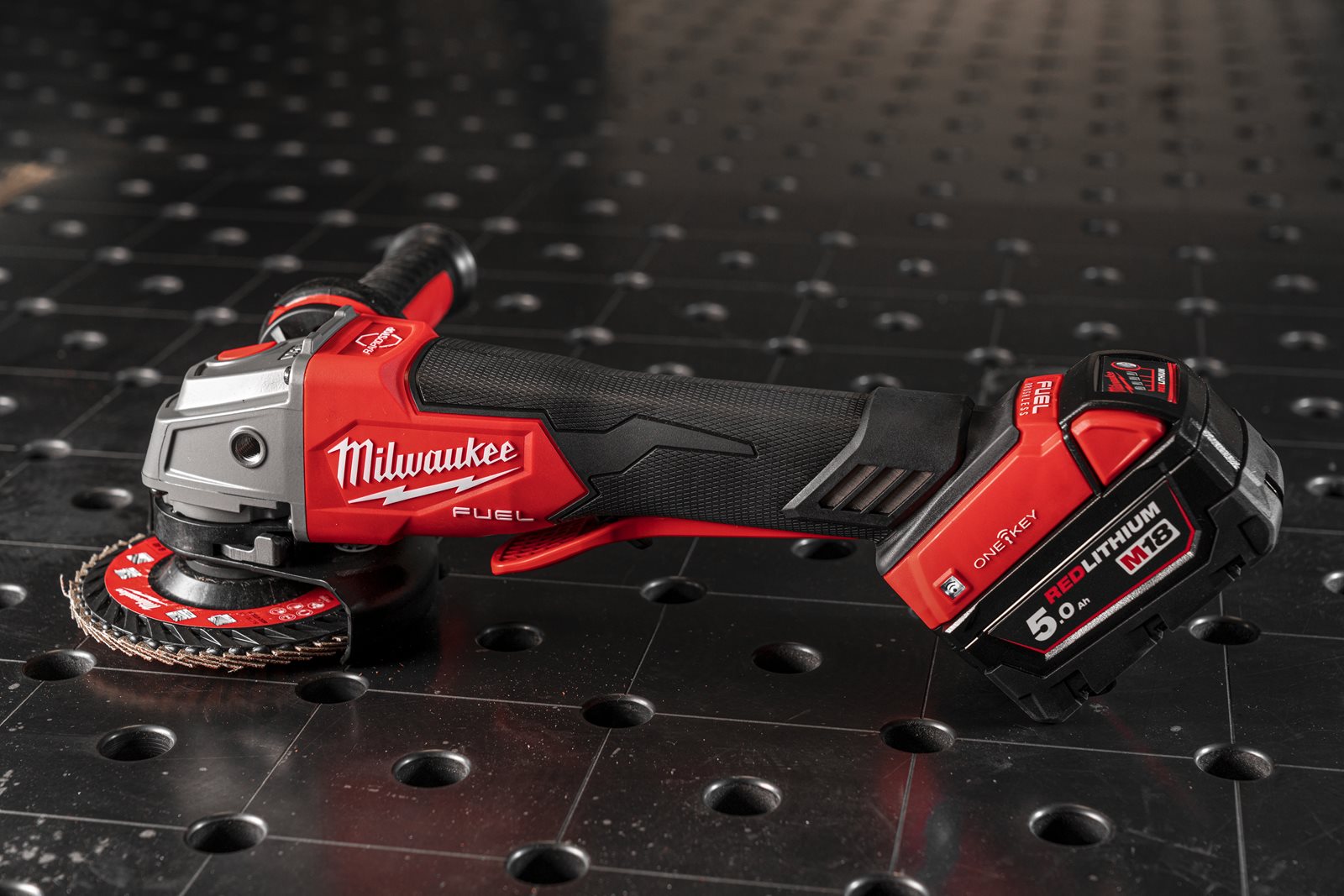 Polizor unghiular 125 mm cu frânare și comutator tip clapetă M18 FUEL ONE-KEY Milwaukee M18 ONEFSAG125XPDB-0X 4933478434 - in utilizare 4