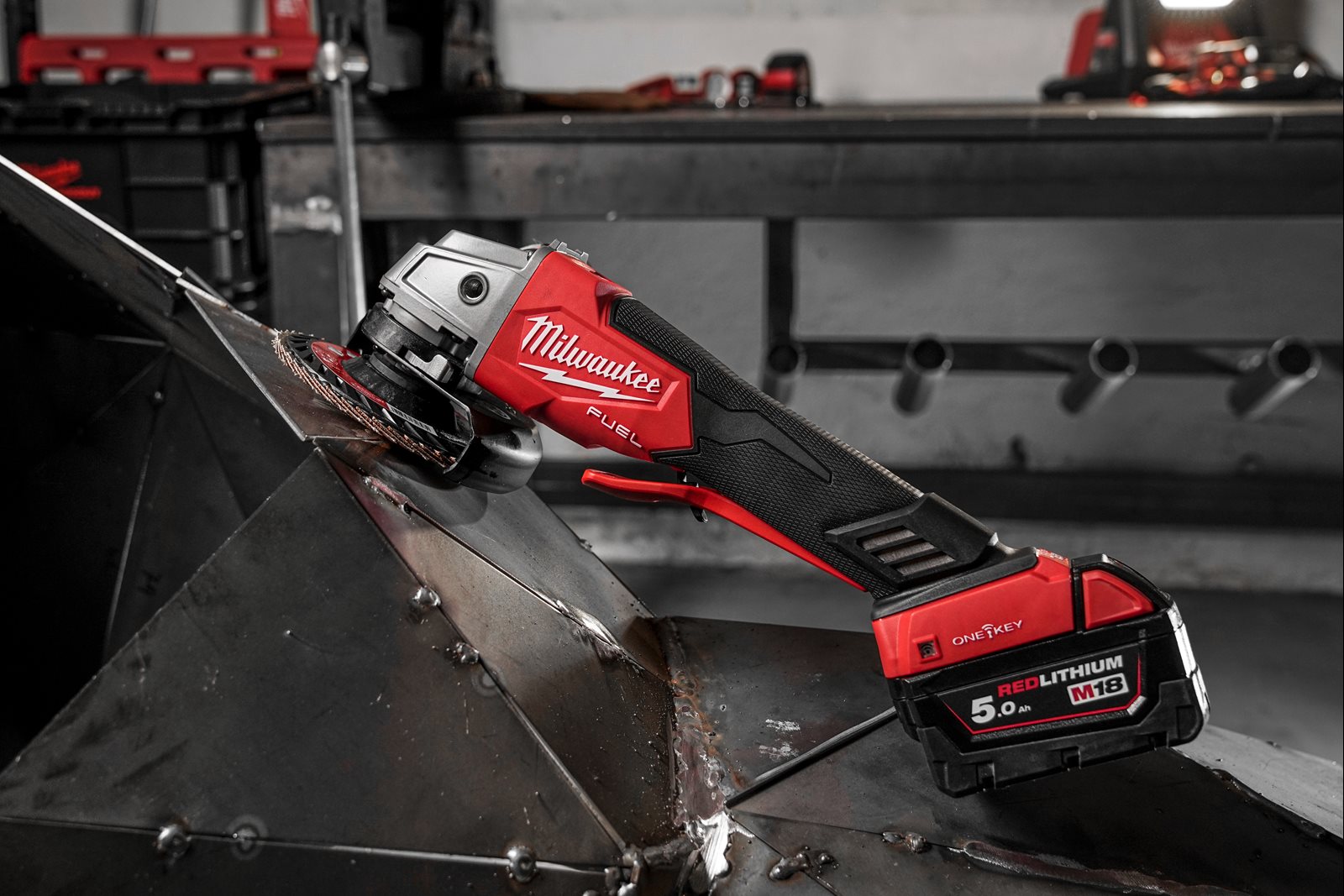 Polizor unghiular 125 mm cu frânare și comutator tip clapetă M18 FUEL ONE-KEY Milwaukee M18 ONEFSAG125XPDB-0X 4933478434 - in utilizare 5