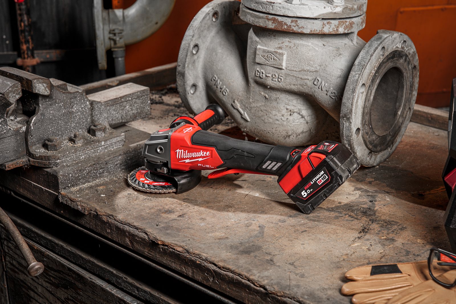 Polizor unghiular 125 mm cu frânare și comutator tip clapetă M18 FUEL ONE-KEY Milwaukee M18 ONEFSAG125XPDB-0X 4933478434 - in utilizare 6