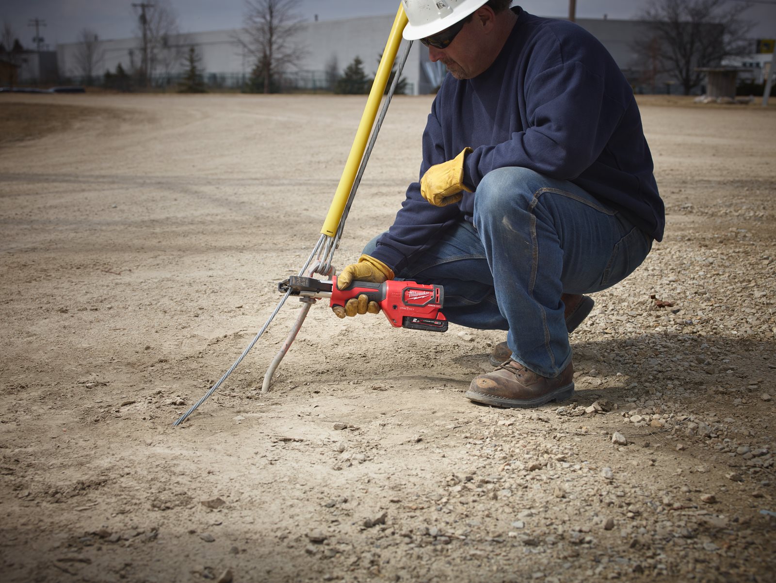 Dispozitiv hidraulic tăiere cablu 35 mm M18 FORCE LOGIC Milwaukee M18 ONEHCC-0C CU/AL- SET - in utilizare 3