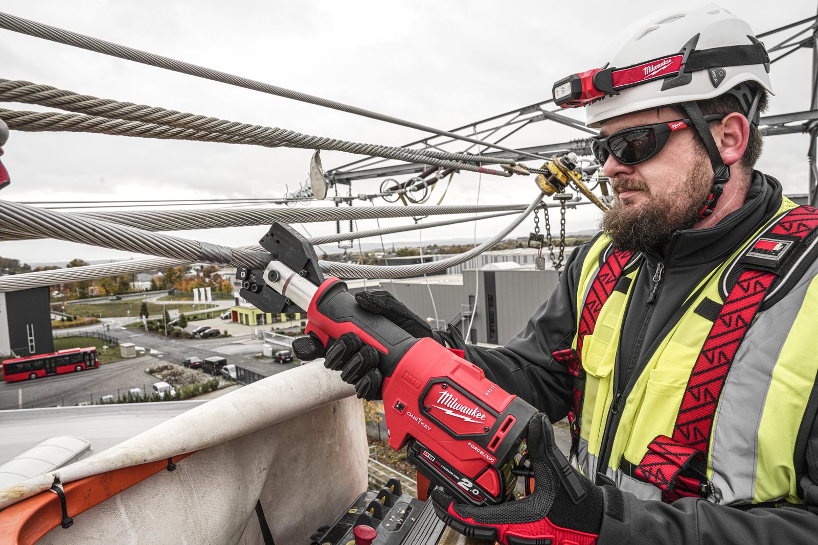 Dispozitiv hidraulic tăiere cablu 35 mm M18 FORCE LOGIC Milwaukee M18 ONEHCC-0C CU/AL- SET - in utilizare 4