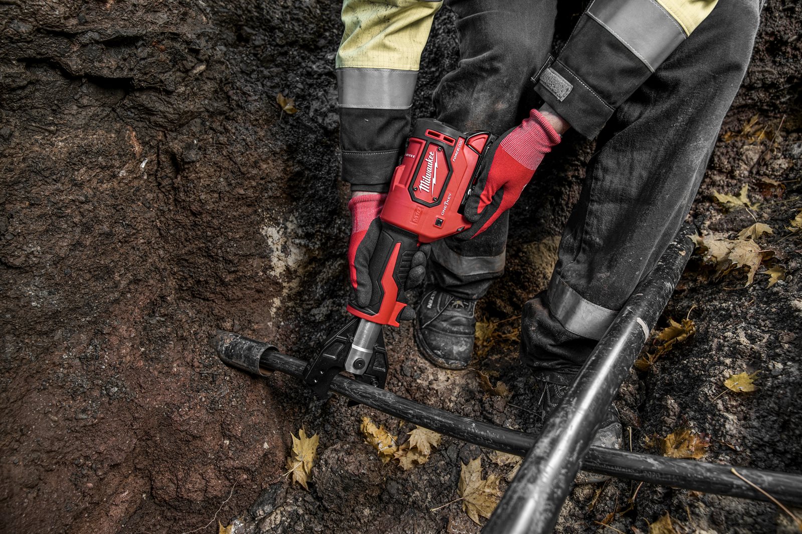 Dispozitiv hidraulic tăiere cablu 35 mm M18 FORCE LOGIC Milwaukee M18 ONEHCC-0C CU/AL- SET - in utilizare 5