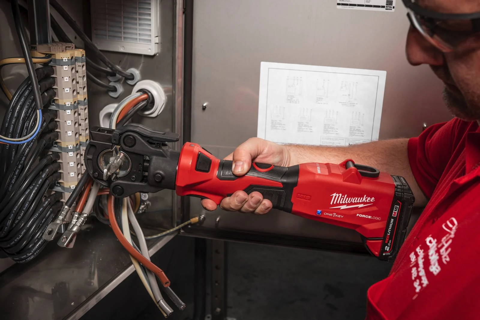 Presă hidraulică pentru cabluri 60 kN M18 FORCE LOGIC Milwaukee M18 ONEHCCT60-0C - in utilizare 1
