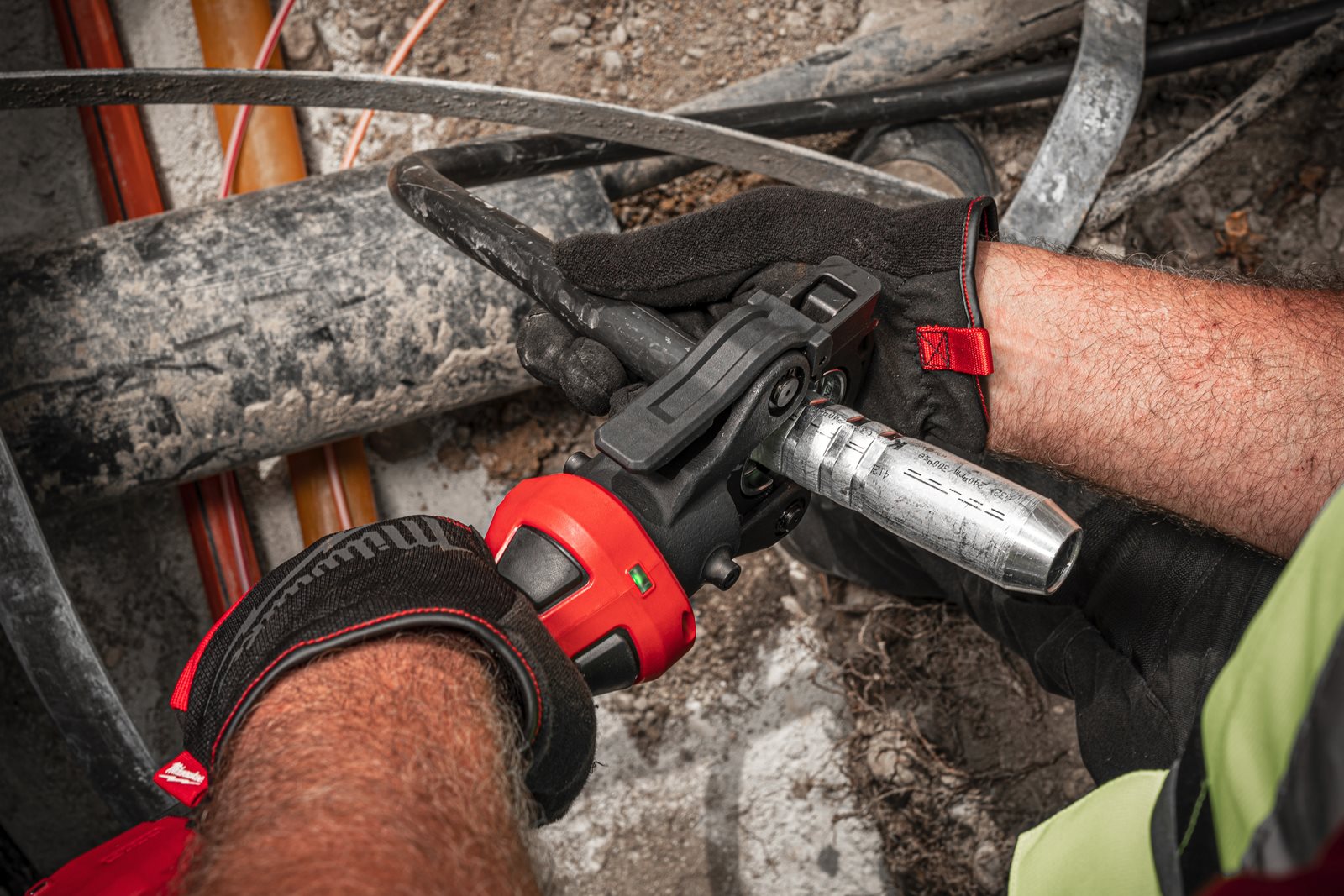 Presă hidraulică pentru cabluri 60 kN M18 FORCE LOGIC Milwaukee M18 ONEHCCT60-0C - in utilizare 10