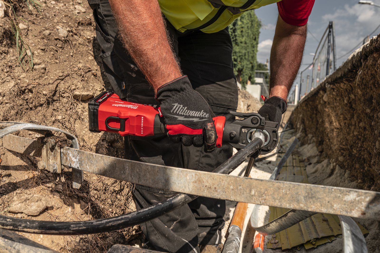 Presă hidraulică pentru cabluri 60 kN M18 FORCE LOGIC Milwaukee M18 ONEHCCT60-0C - in utilizare 12