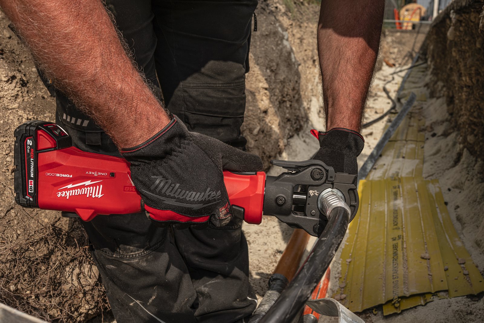 Presă hidraulică pentru cabluri 60 kN M18 FORCE LOGIC Milwaukee M18 ONEHCCT60-0C - in utilizare 13