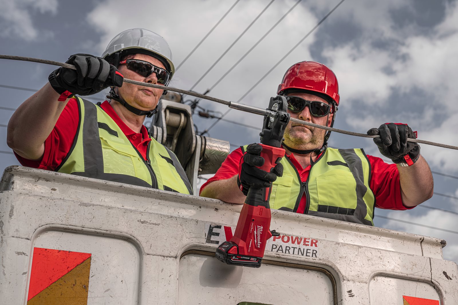 Presă hidraulică pentru cabluri 60 kN M18 FORCE LOGIC Milwaukee M18 ONEHCCT60-0C - in utilizare 14