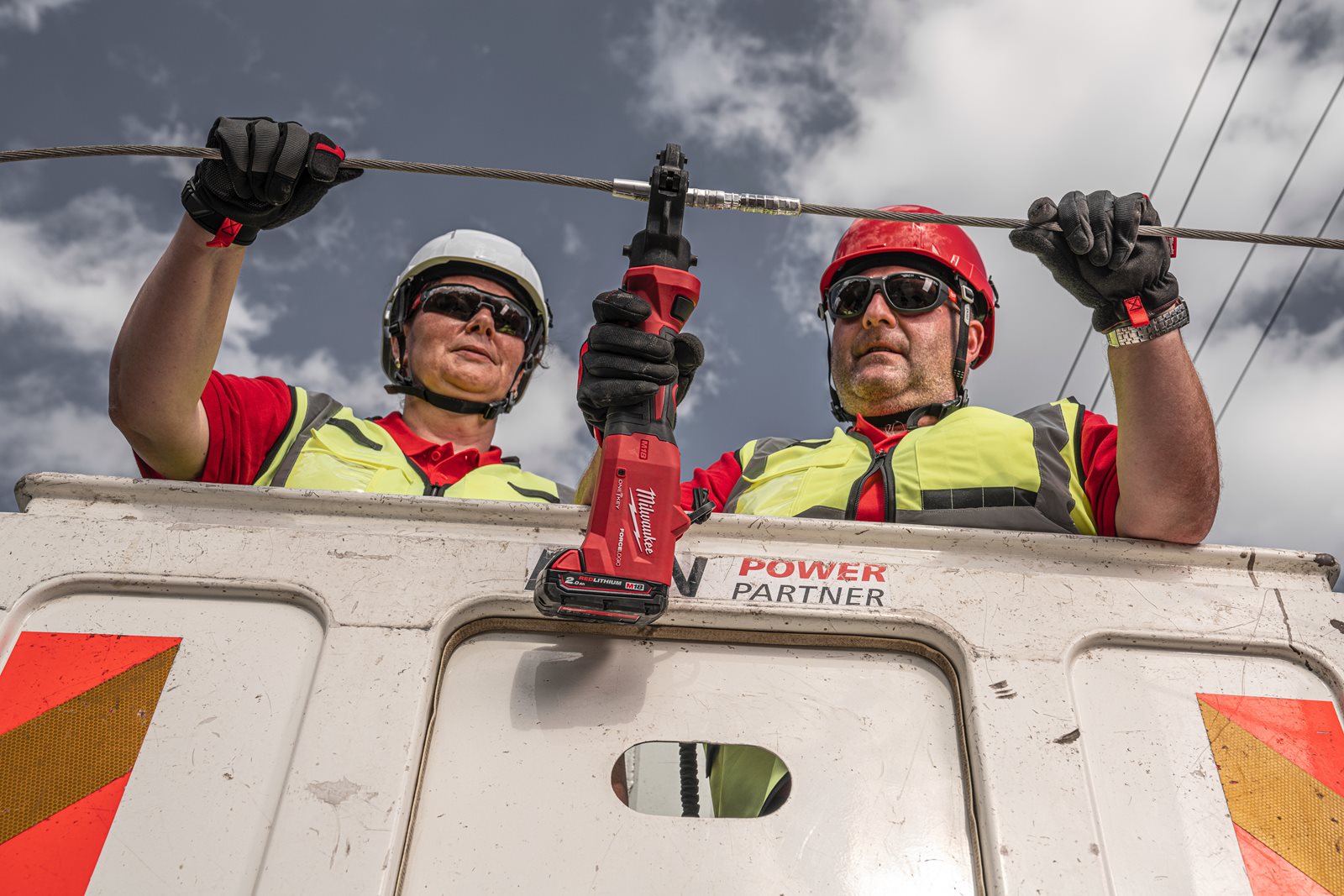 Presă hidraulică pentru cabluri 60 kN M18 FORCE LOGIC Milwaukee M18 ONEHCCT60-0C - in utilizare 15