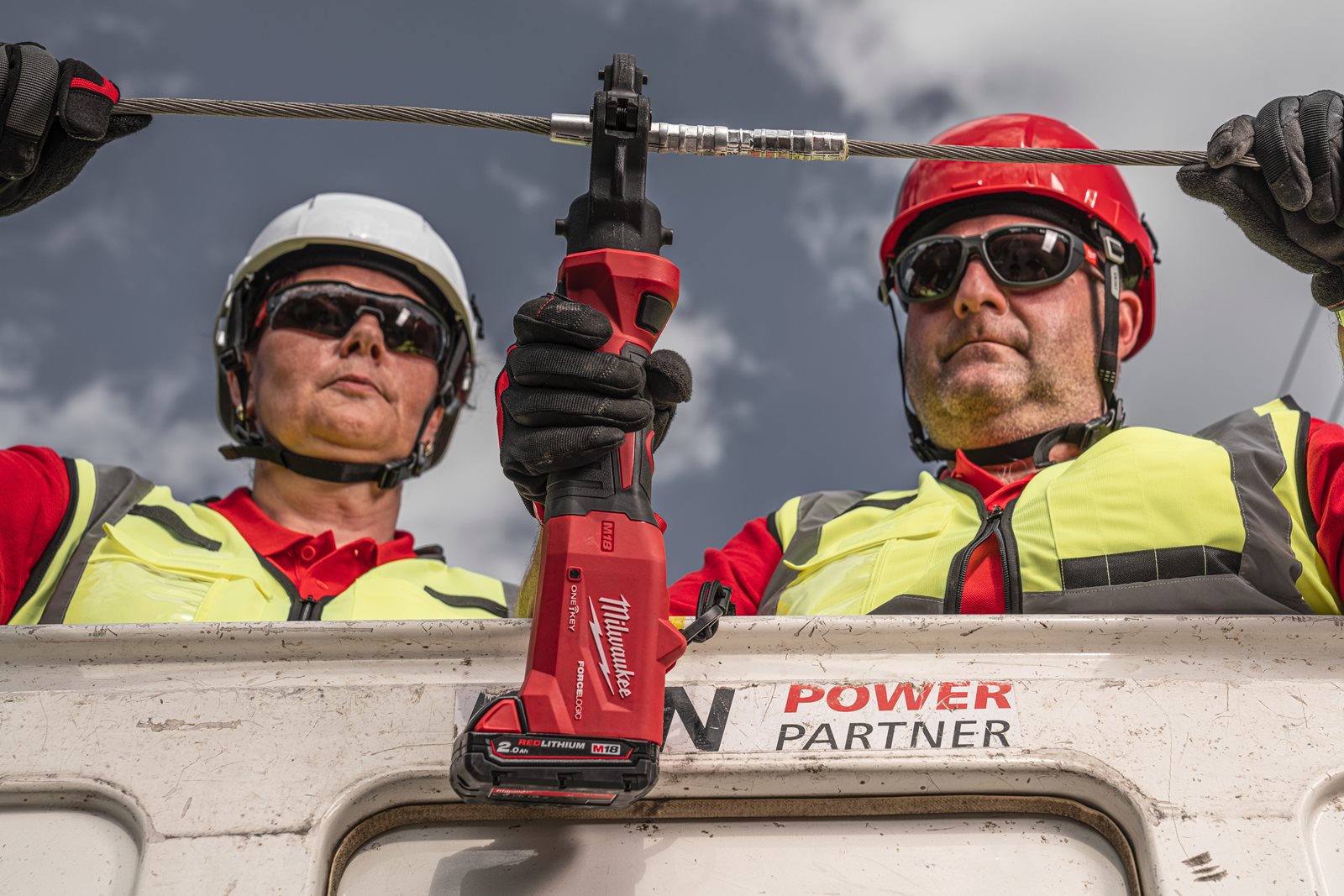 Presă hidraulică pentru cabluri 60 kN M18 FORCE LOGIC Milwaukee M18 ONEHCCT60-0C - in utilizare 16