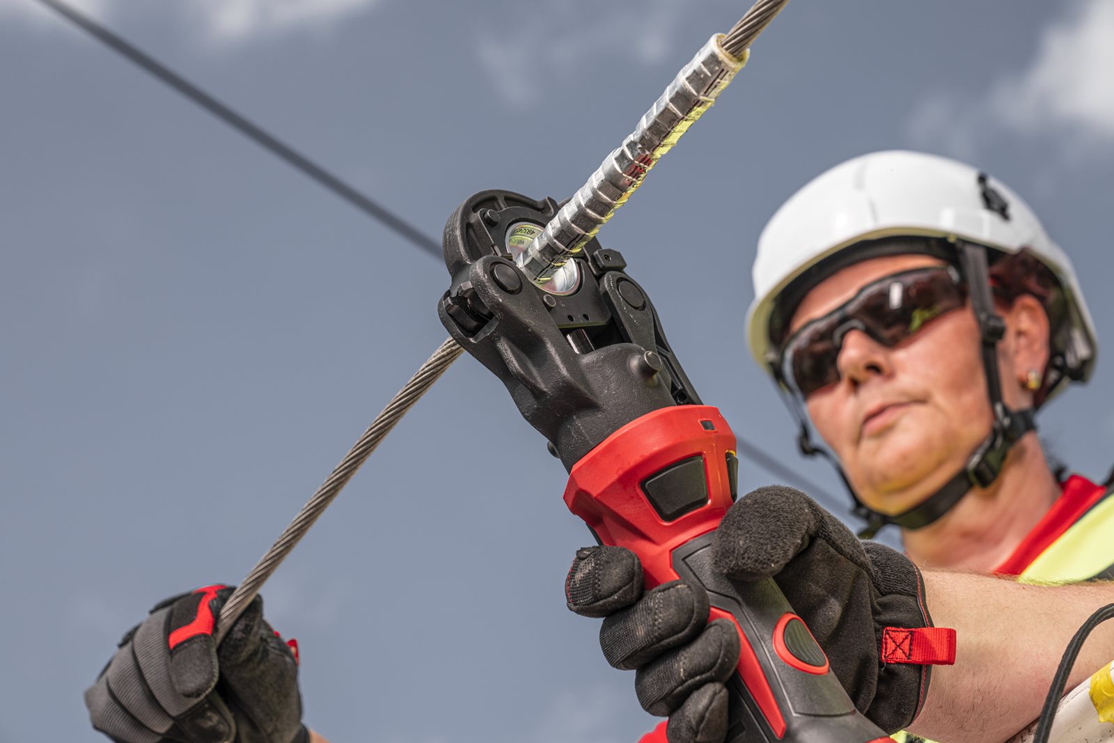 Presă hidraulică pentru cabluri 60 kN M18 FORCE LOGIC Milwaukee M18 ONEHCCT60-0C - in utilizare 17